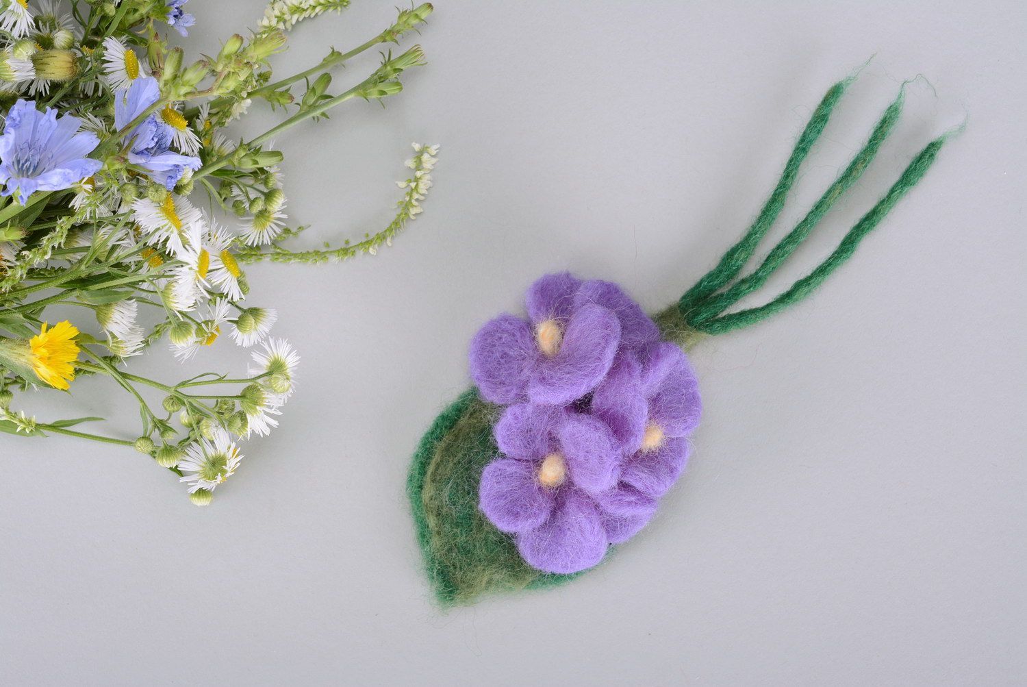 Broche feutrine fait à main Fleurs violettes photo 1