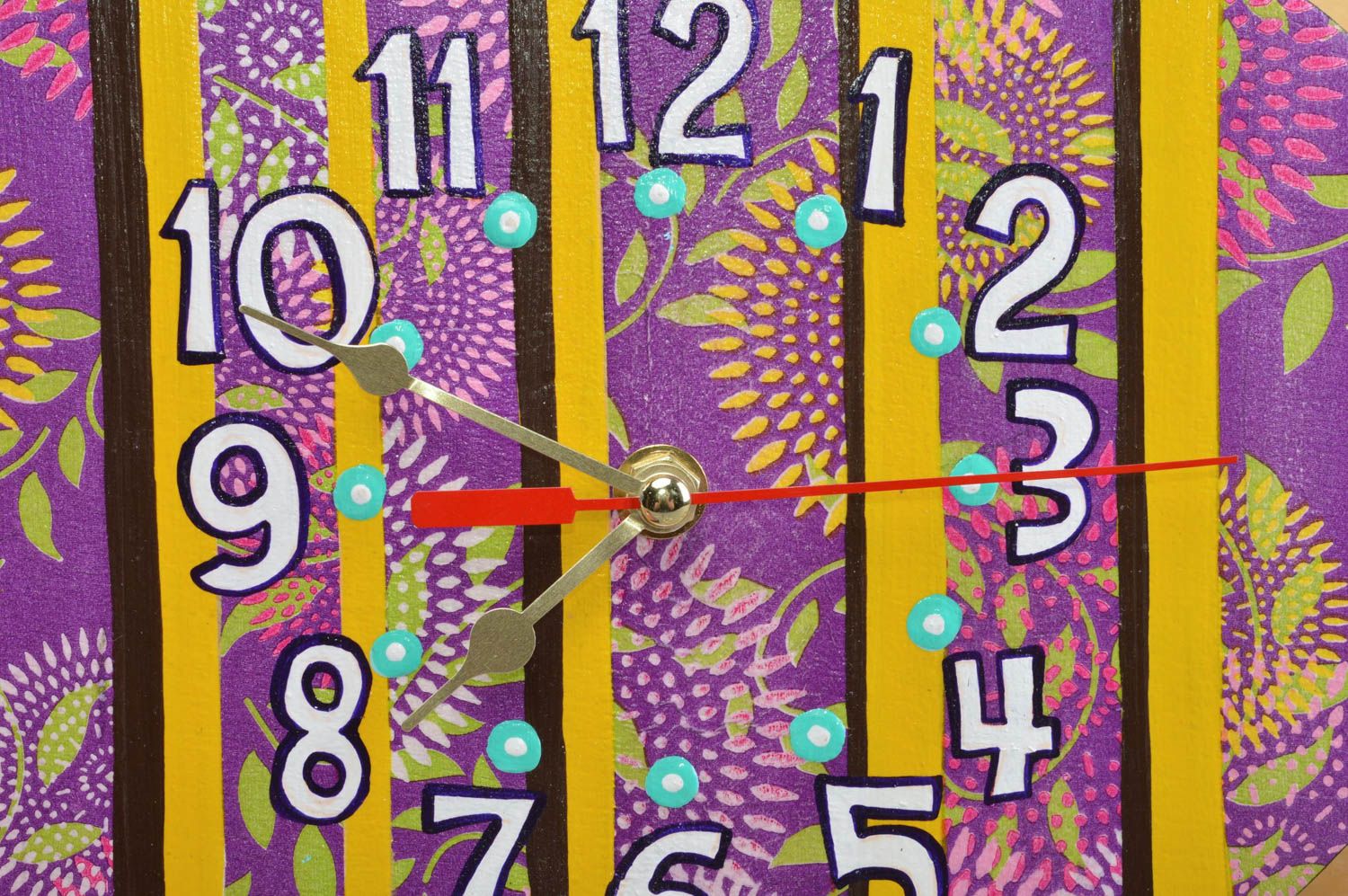 Часы в технике декупаж из фанеры в детскую в виде полосатой пчелки ручной работы фото 2