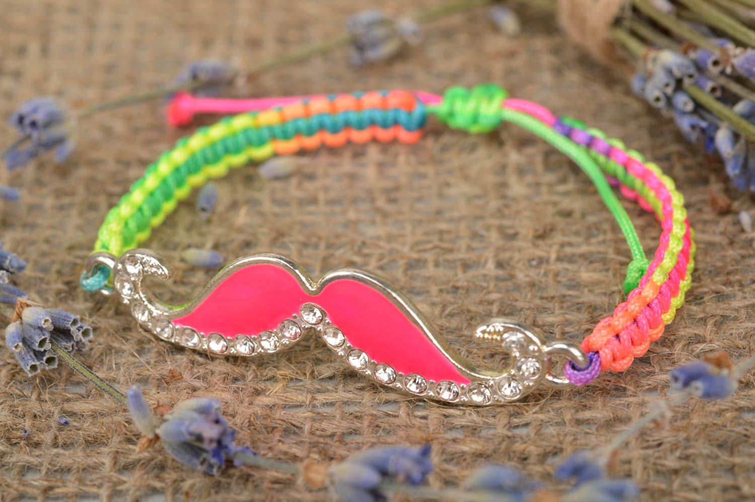 Bracelet moustache rose lacet multicolore ciré tressé fait main pour fillette photo 1