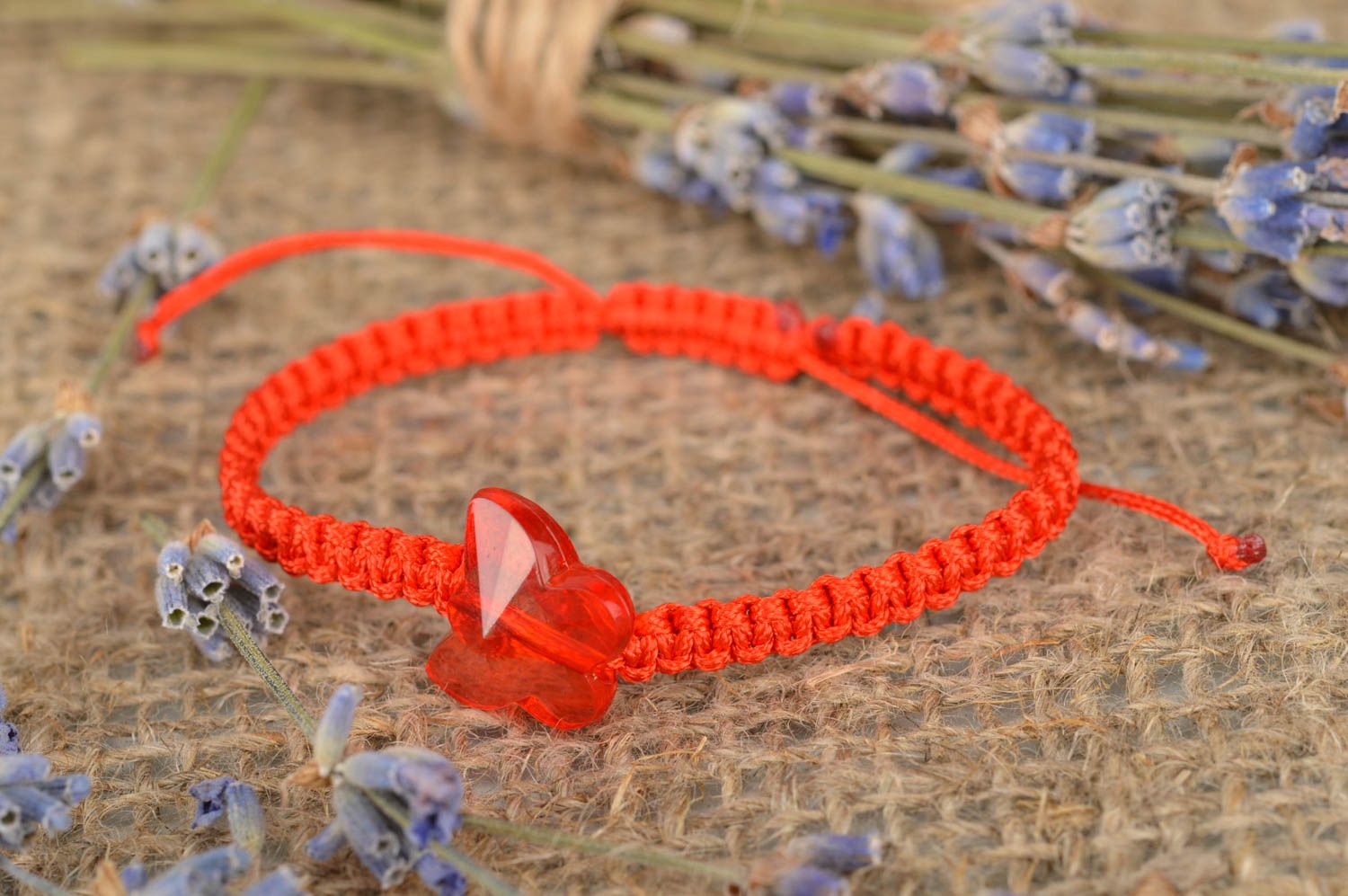 Bracelet tressé en fil ciré fin fait main original Papillon rouge pour fille photo 1
