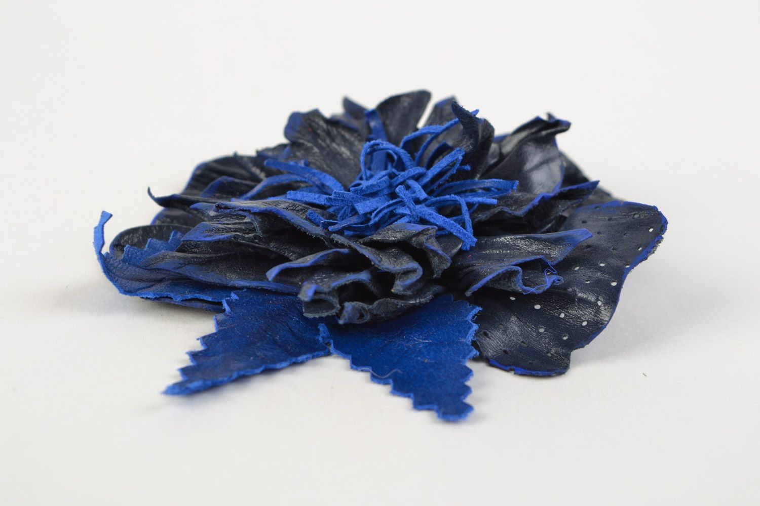 Брошь из кожи синяя в виде объемного цветка на булавке авторский аксессуар хенд мэйд фото 5