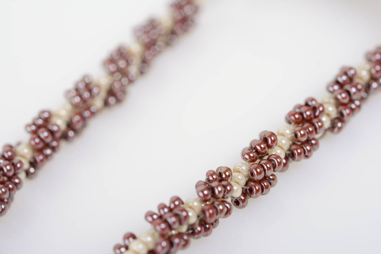 Bracelet en perles de rocaille brun beige fait main original avec fleurs photo 4