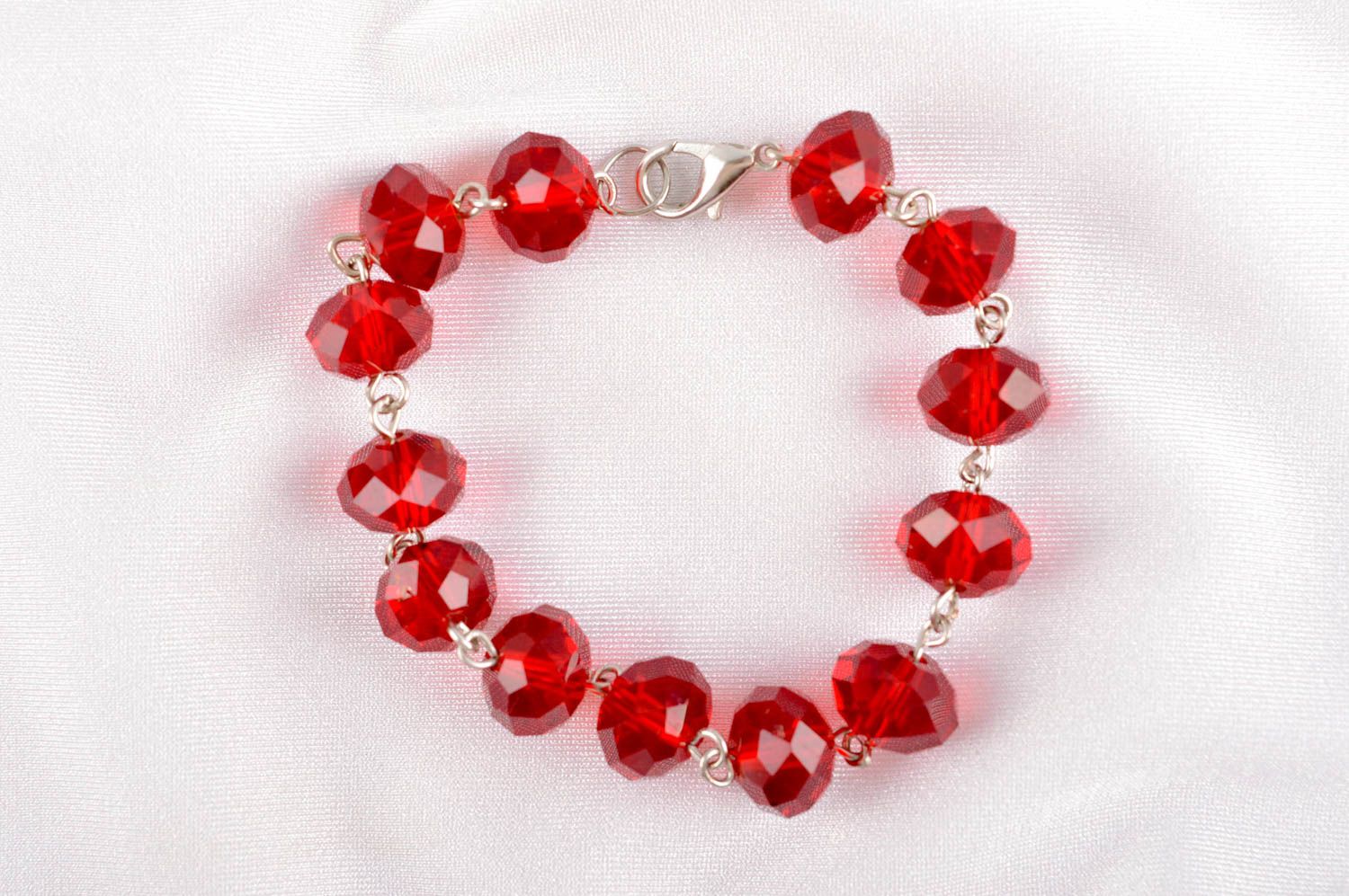 Bracelet en perles à facettes Bijoux fait main Cadeau femme rouge design élégant photo 1