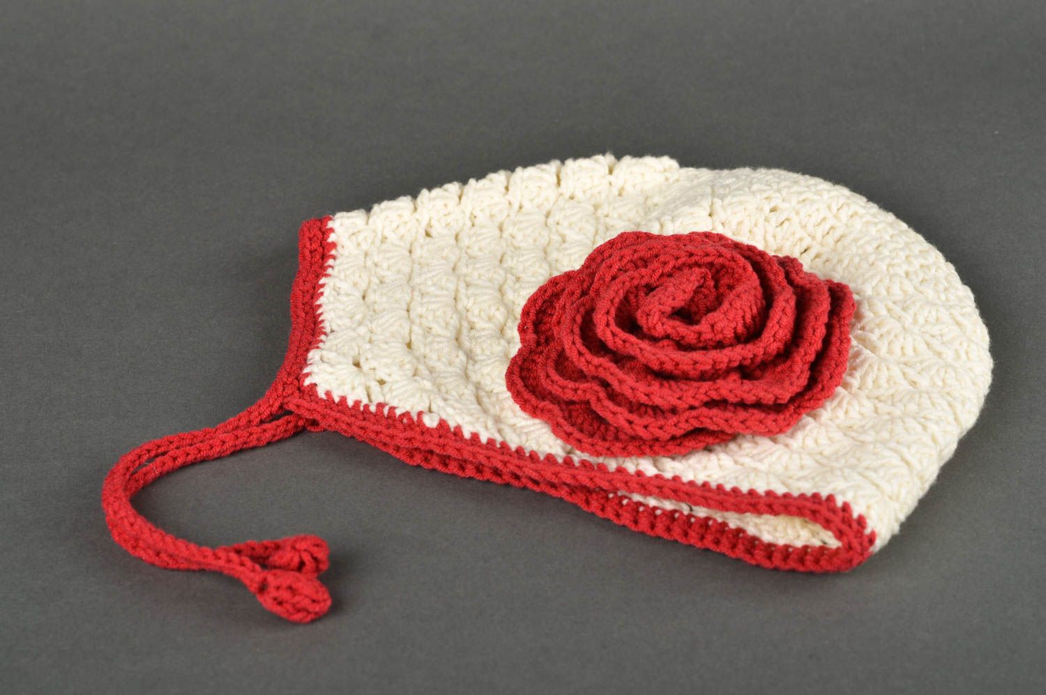 Cappello a uncinetto fatto a mano in lana splendido accessorio per bambina  foto 5