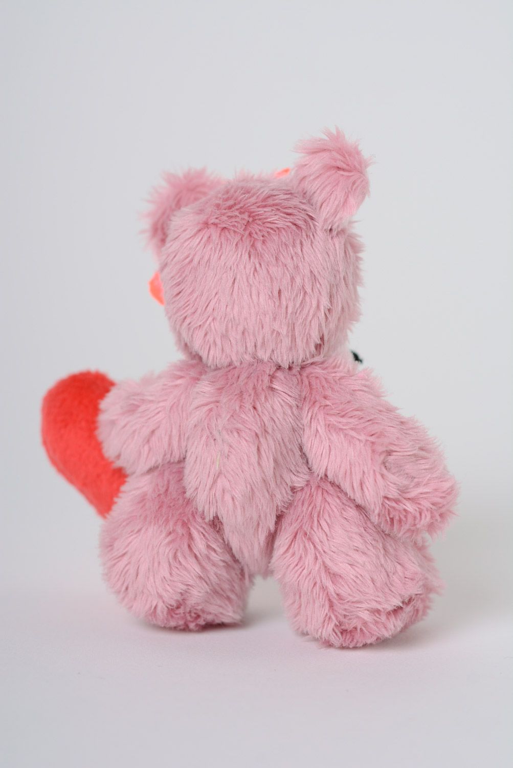 Llavero artesanal con forma de juguete de peluche con corazón de color rosado  foto 4
