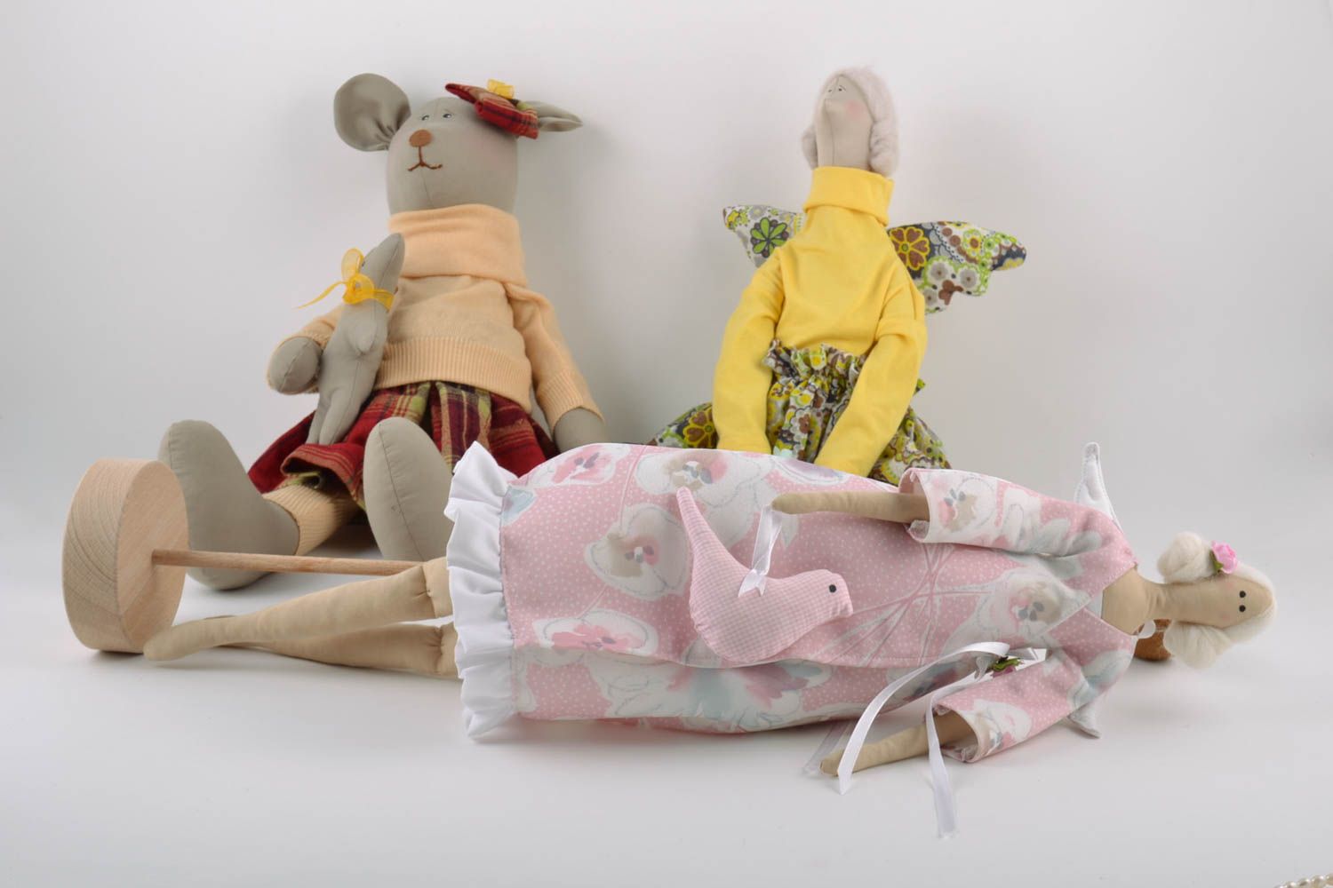 Мягкая тканевая игрушка фея в розовом халате ручной работы из льна детская фото 1