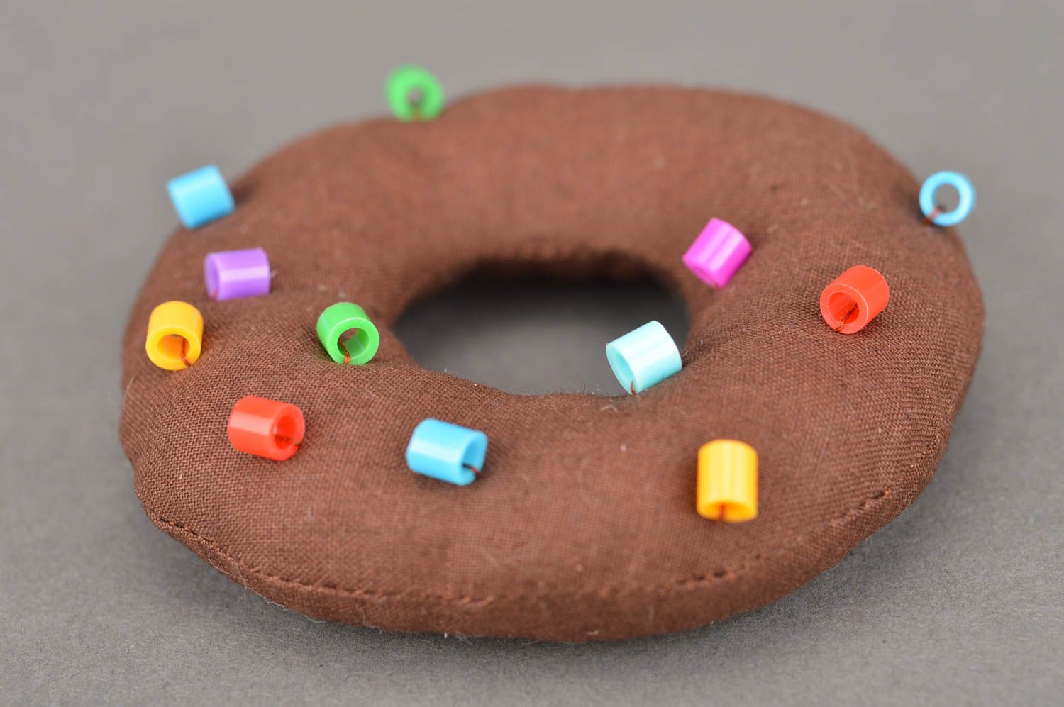Игрушка ручной работы декоративное пирожное в виде шоколадного пончика хэнд мэйд фото 5