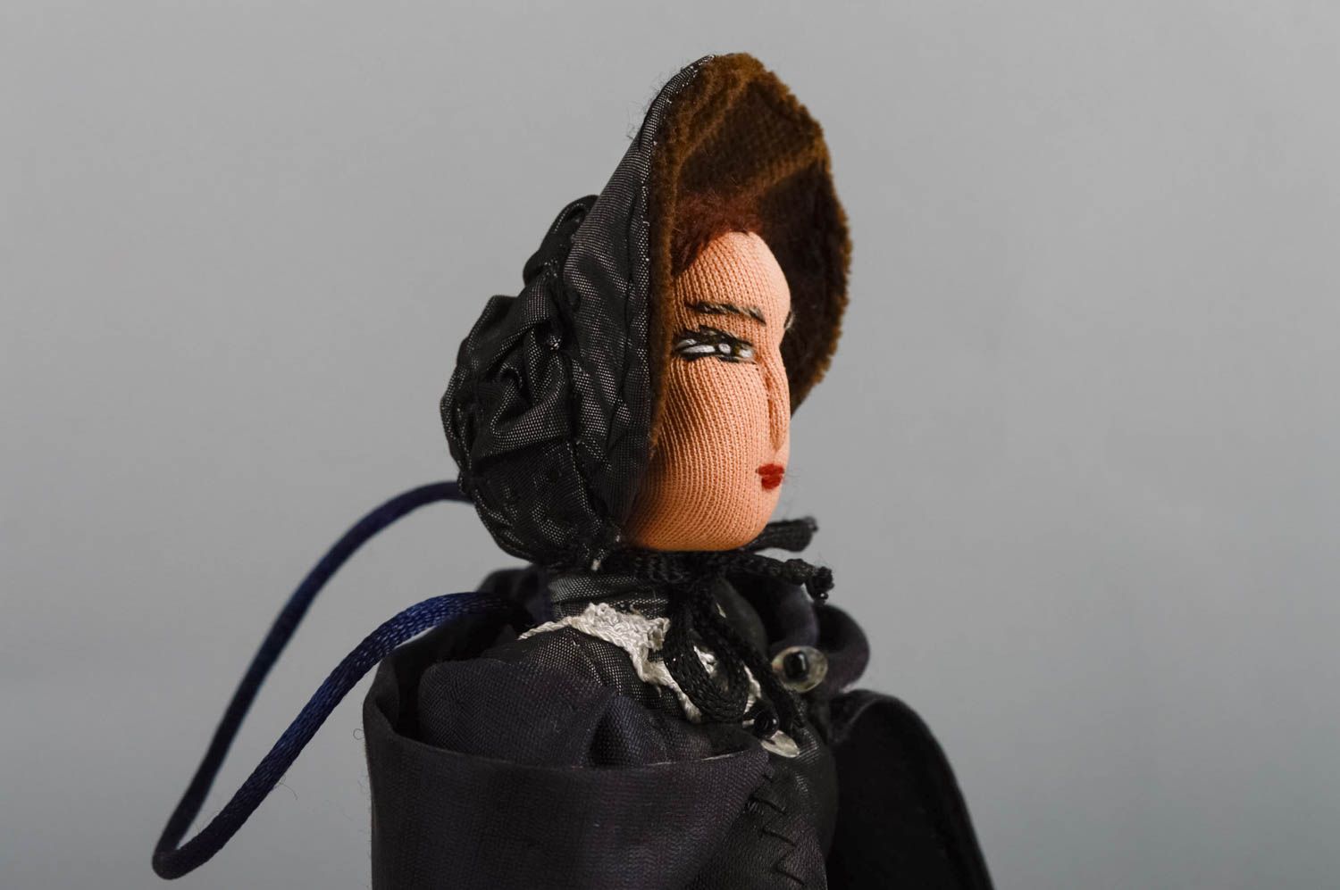 Декоративная кукла женщина в плаще черного цвета для интерьера ручная работа  фото 4