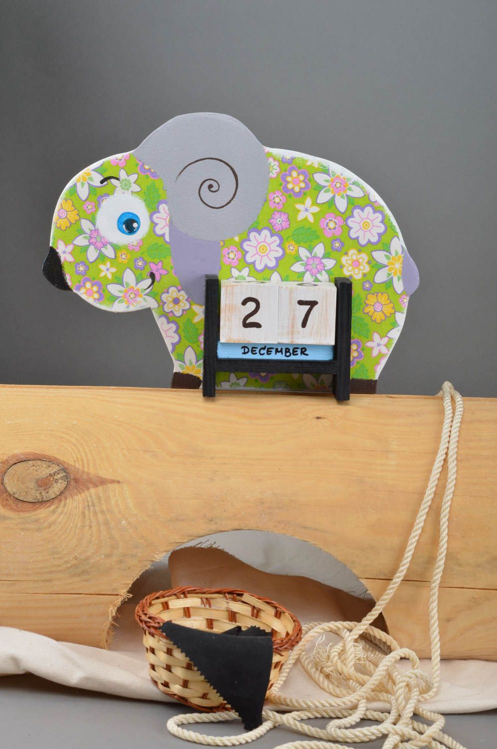 Schöner lustiger Holz Tischkalender Schaf in Decoupage Technik handgeschaffen  foto 1