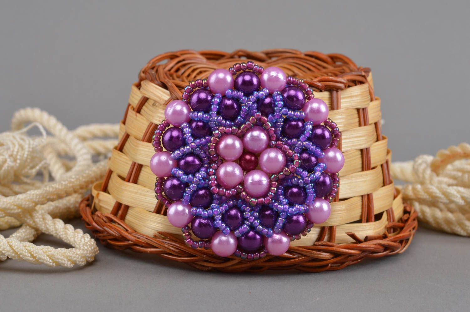 Broche violette ronde faite main en perles de rocaille et perles fantaisie photo 1