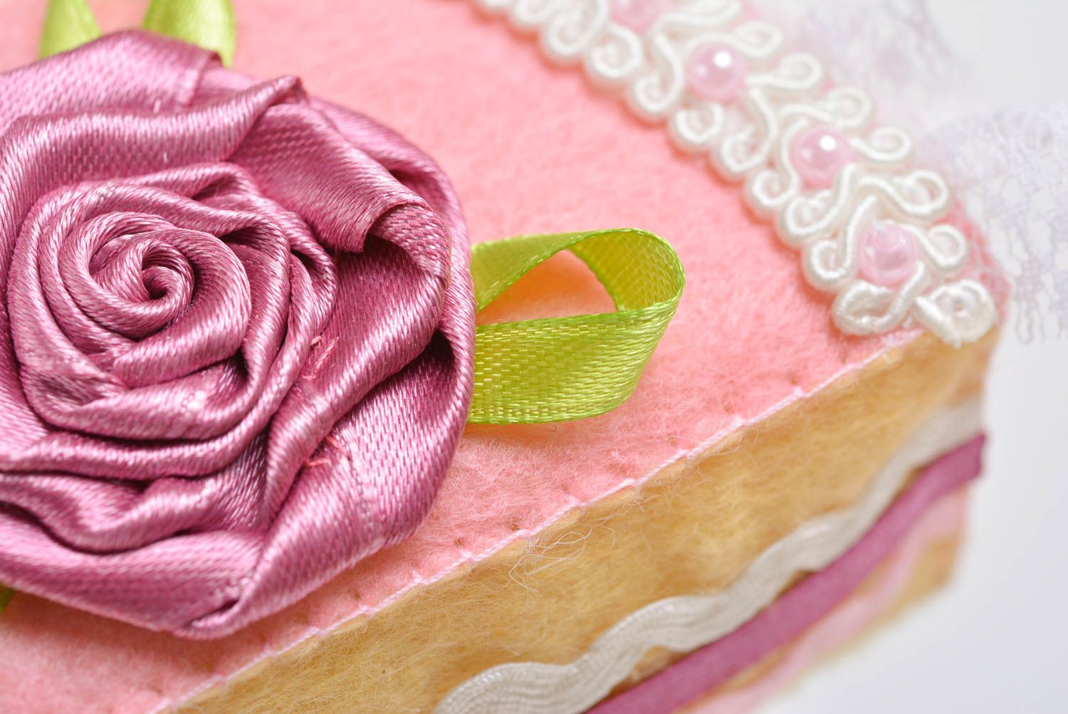 Pique-aiguilles gâteau à la cerise en feutre fait main original pour couture photo 4