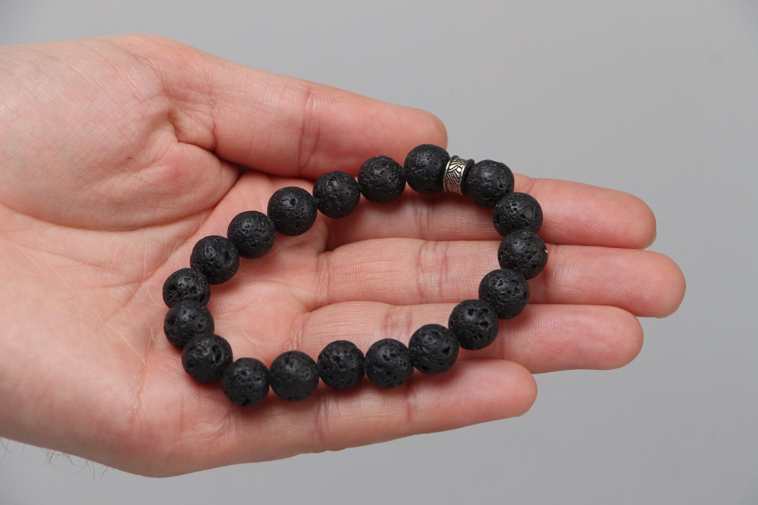 Bracelet en lave volcanique fait main noir bijou original pour femme active photo 3