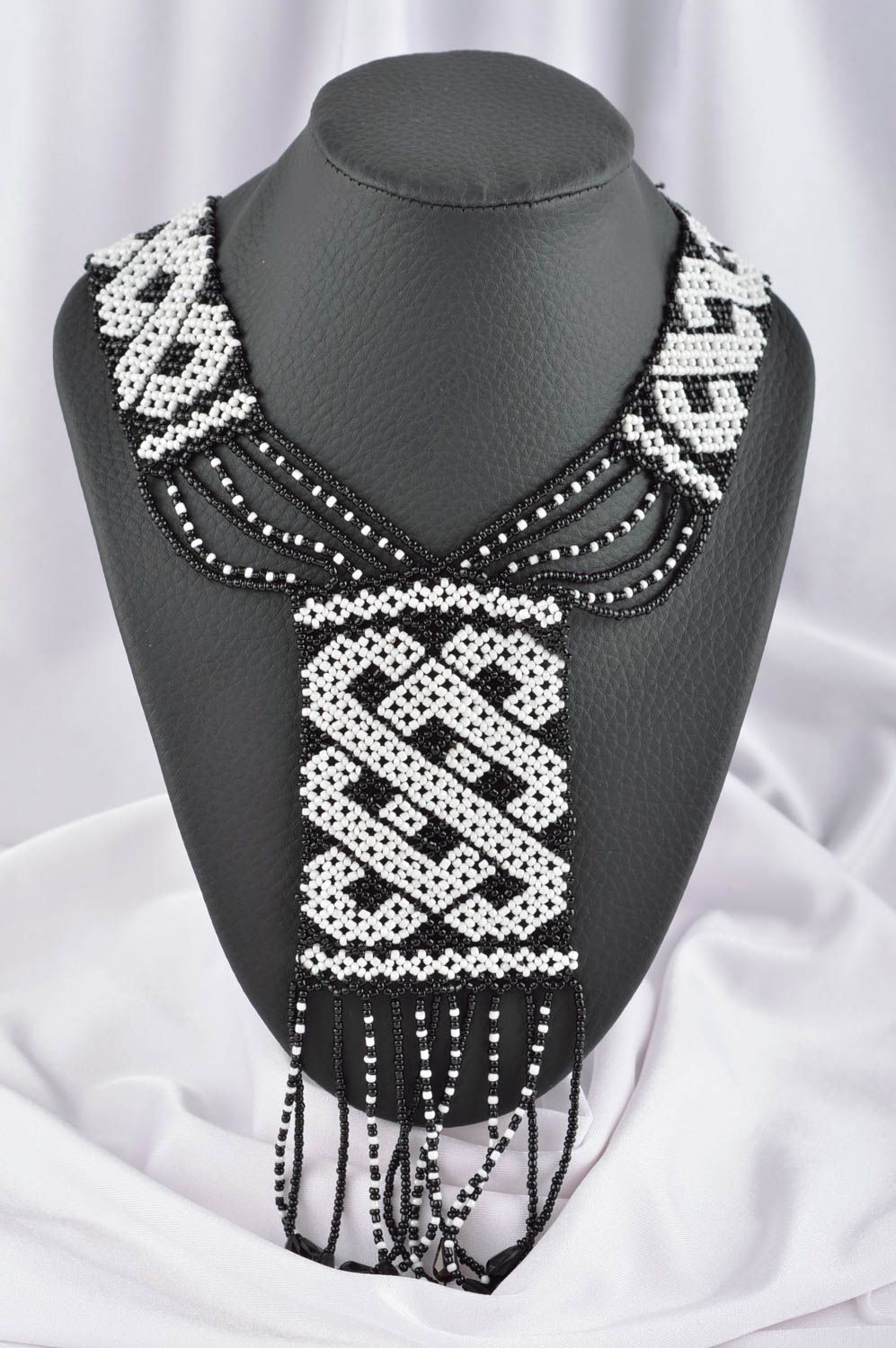Collier en perles de rocaille Bijou fait main long noir blanc Accessoire femme photo 1