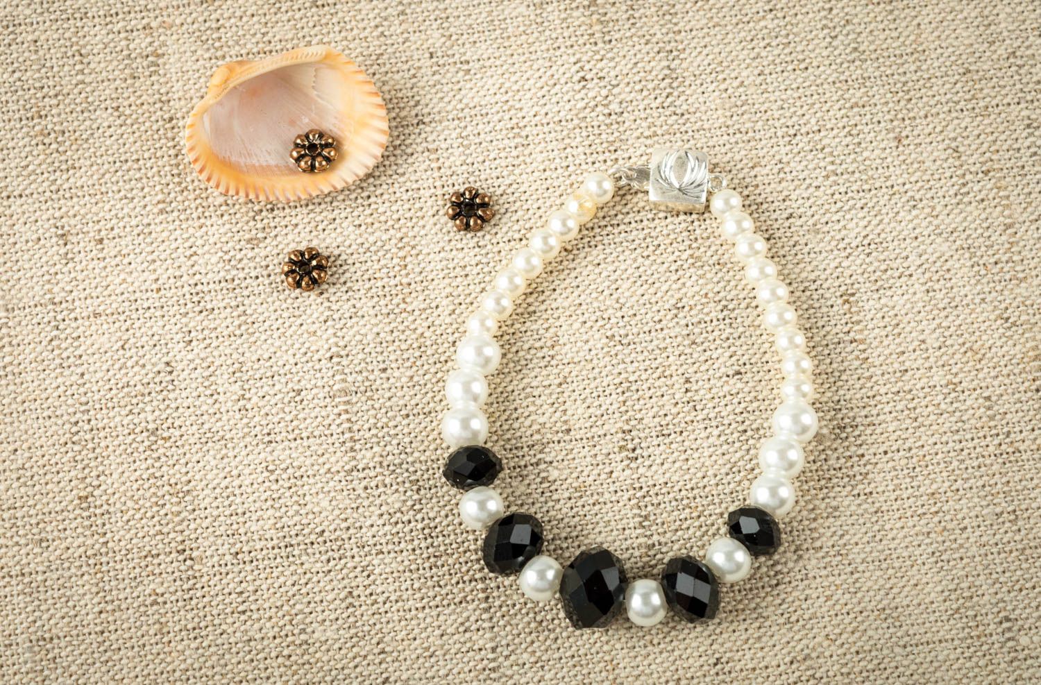 Bracelet noir et blanc en perles d'imitation et cristaux accessoire fait main photo 1