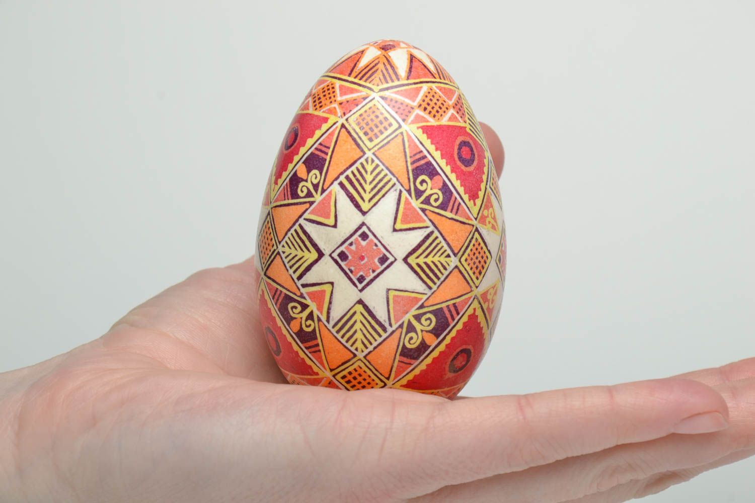Oeuf de Pâques peint orange avec ornements géométriques fait main décoratif photo 5