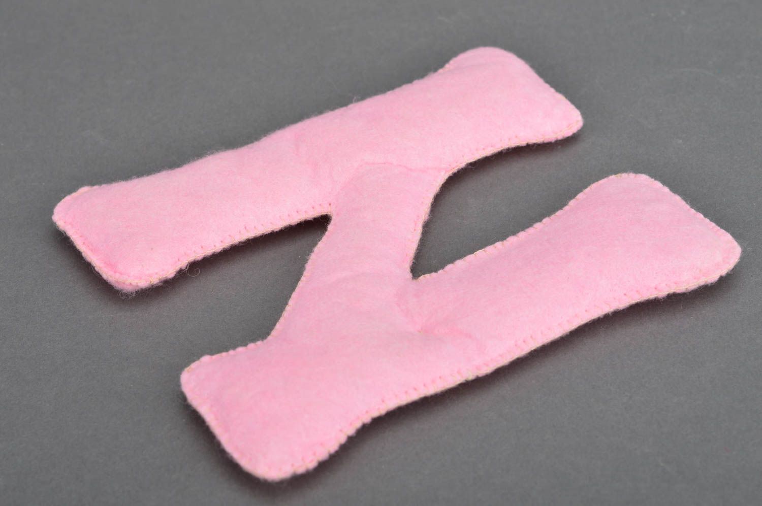 Lustiges weiches rosafarbiges handgemachtes Lernspielzeug aus Filz Buchstabe N foto 2