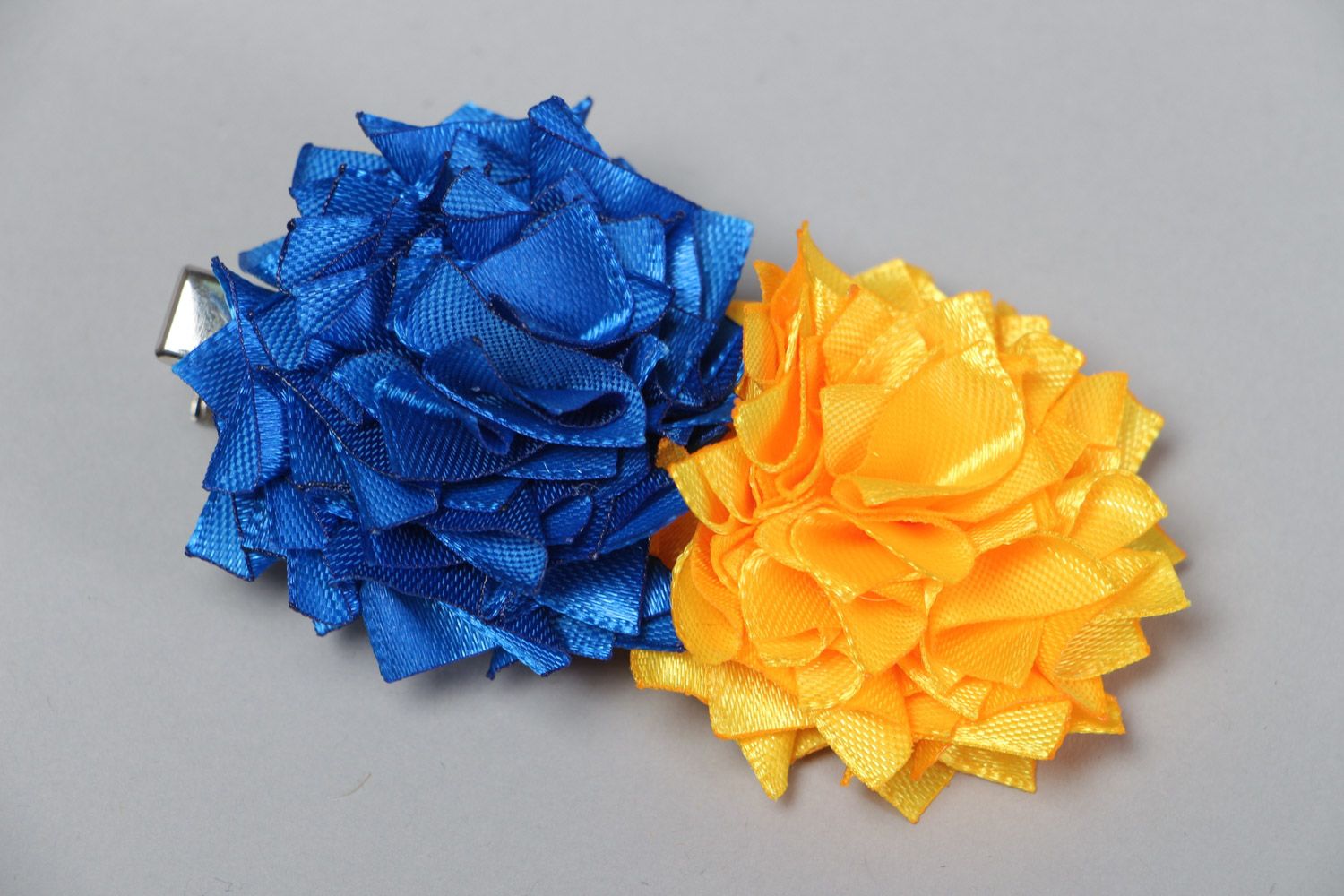 Pinza para el pelo de cintas de raso artesanal con forma de flores amarilla y azul foto 2