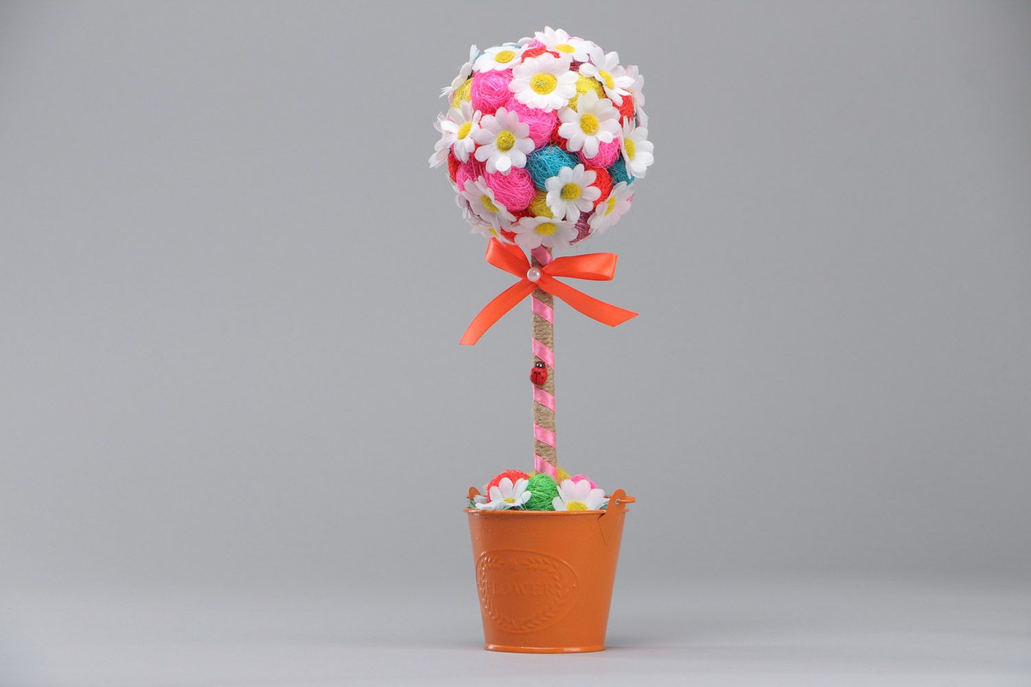 Handgemachter mini Baum mit Kunstblumen aus Sisal und Atlasbändern für Dekoration foto 2