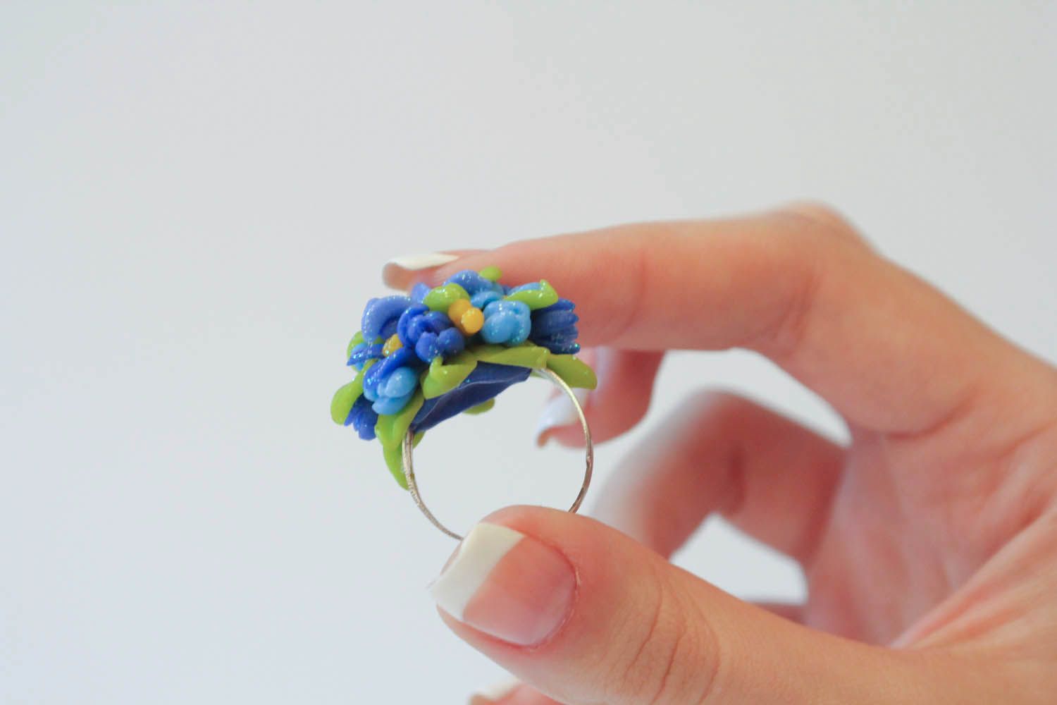 Anel feito de cerâmica plástica a mão em tons azuis foto 5