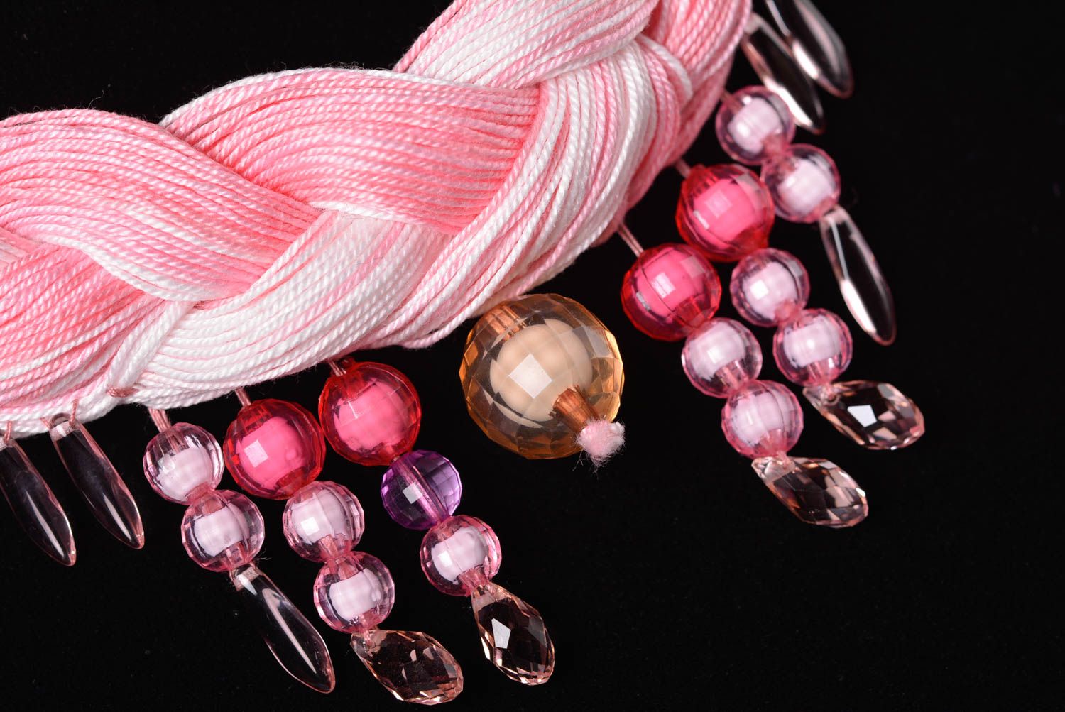 Collier tresse rose Bijou fait main en fils acryliques design Cadeau femme photo 2