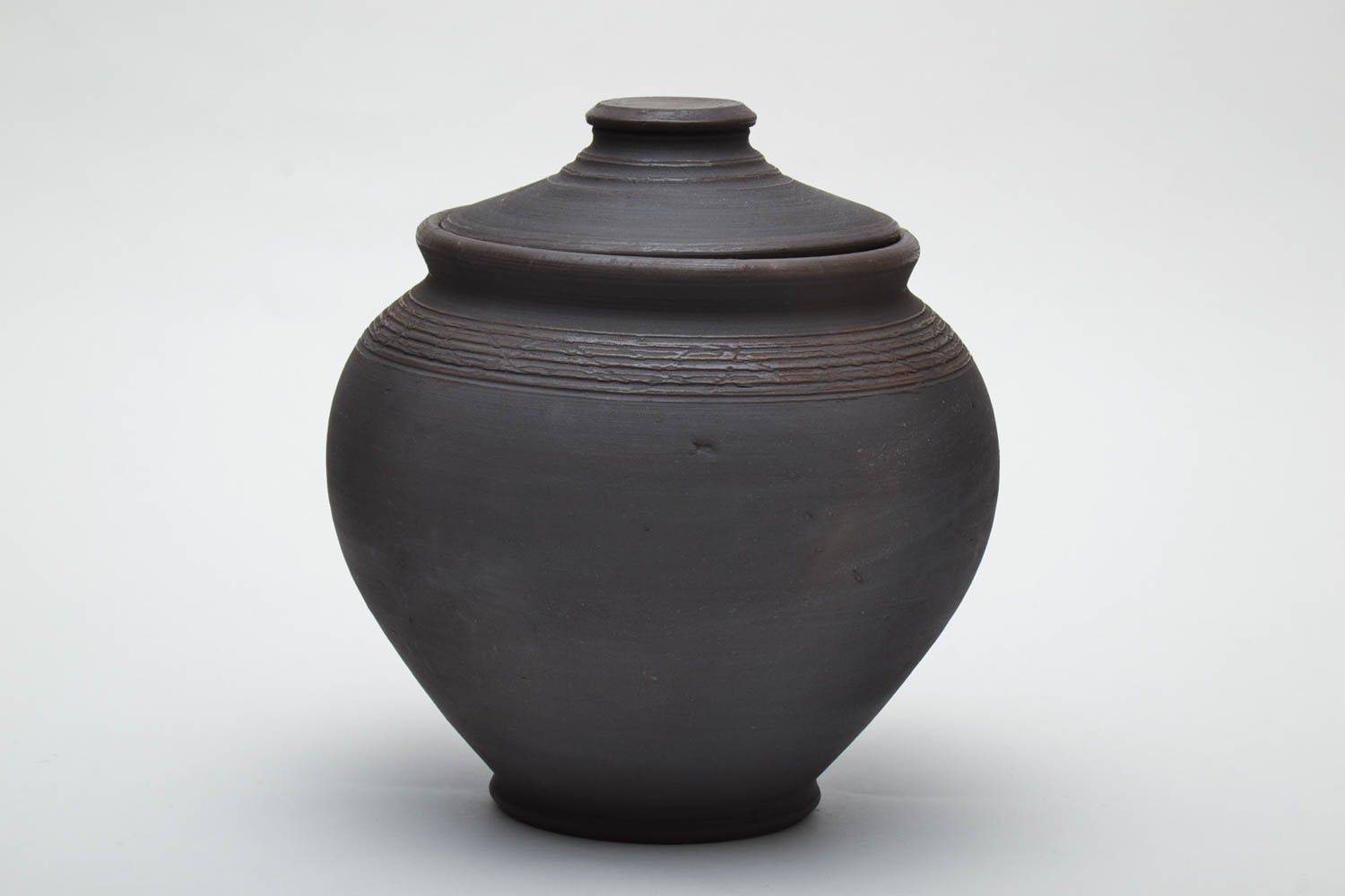 Глиняный горшок с крышкой чернодымленая керамика объемом 3 литра фото 2
