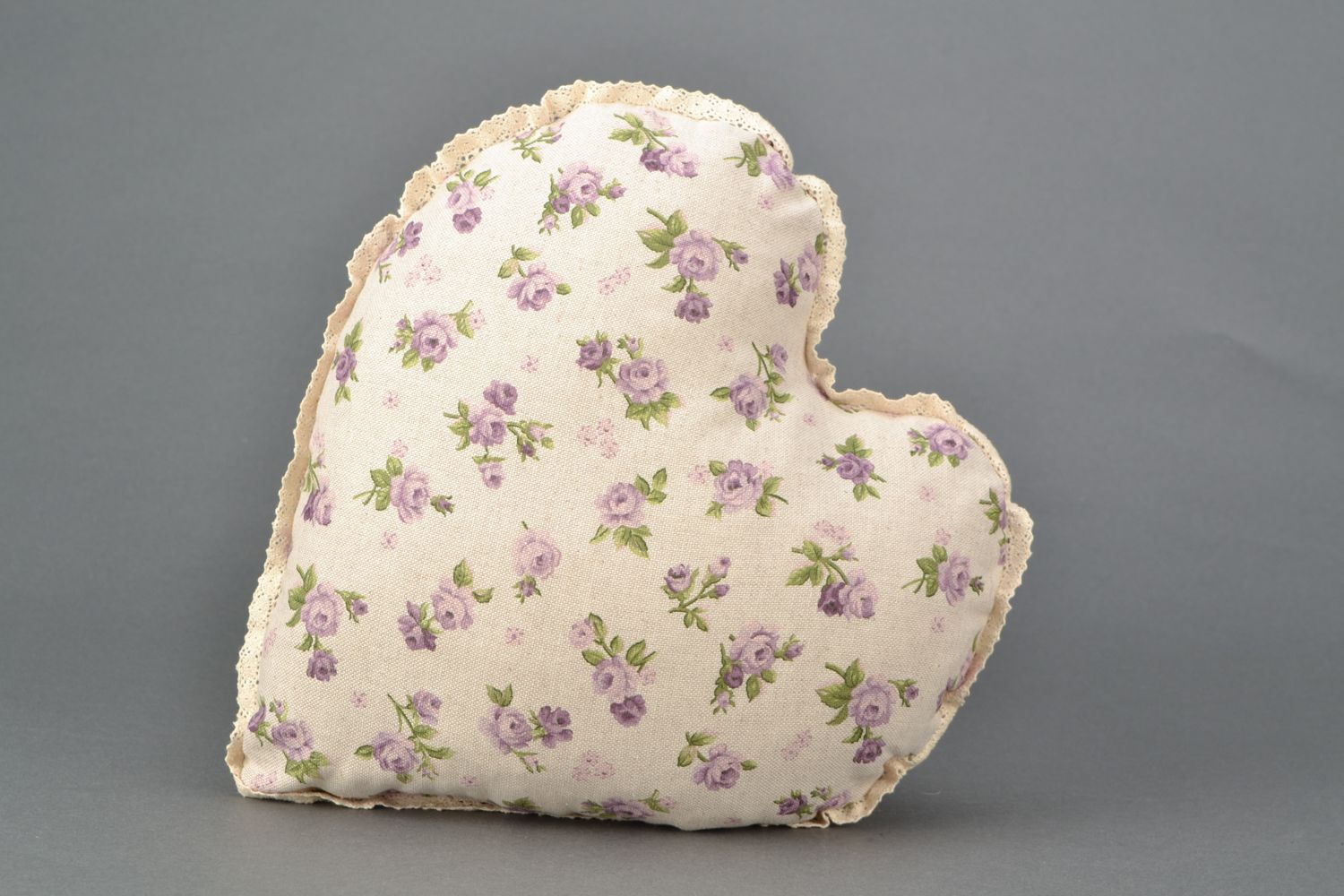 Oreiller coeur en coton et polyamide lilas fait main avec dentelle originale photo 1