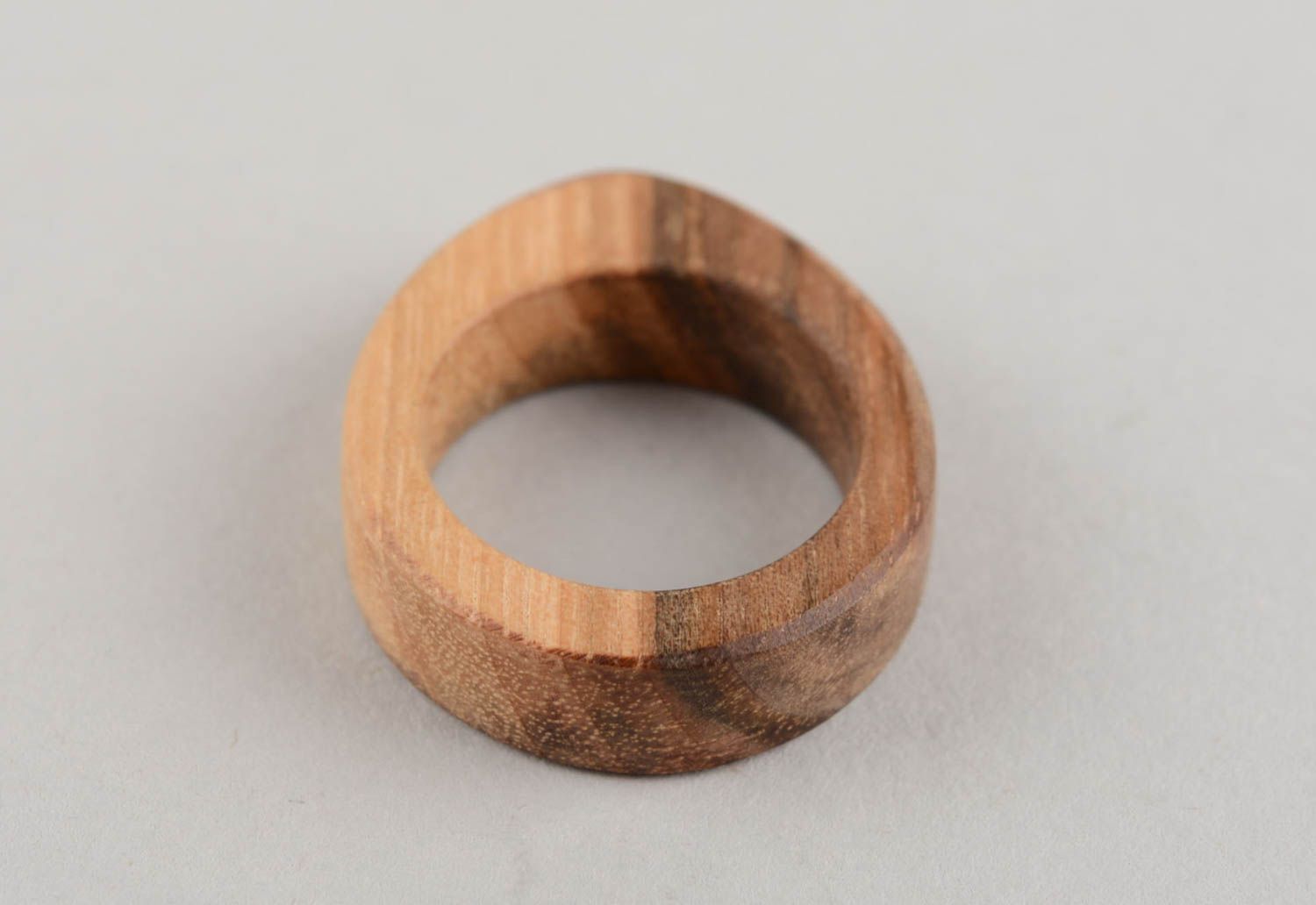 Runder handgemachter ungewöhnlicher stilvoller Damen Ring aus Holz in Braun foto 2