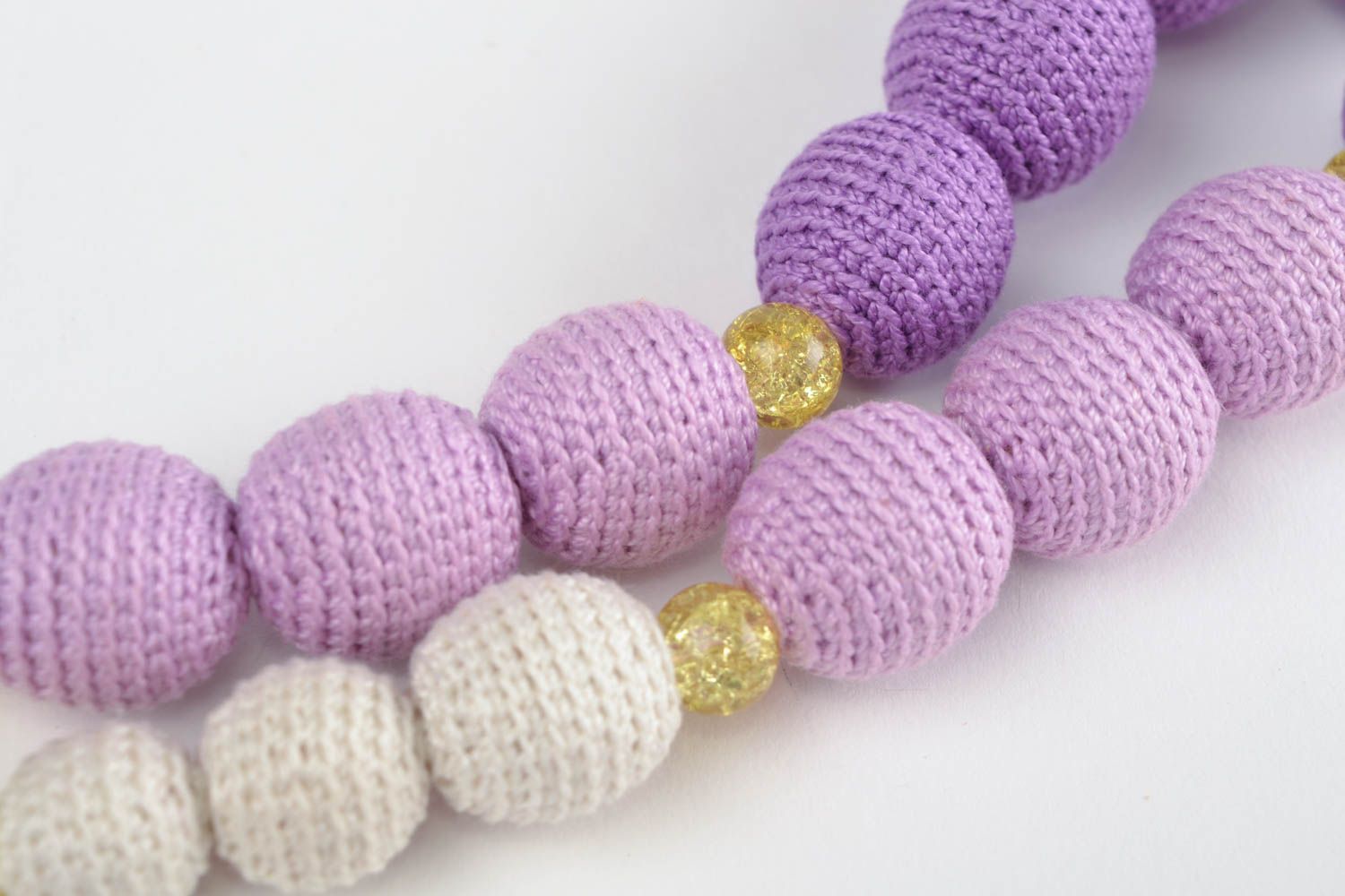 Collar de cuentas tejido a ganchillo bonito de color violeta estiloso artesanal  foto 4