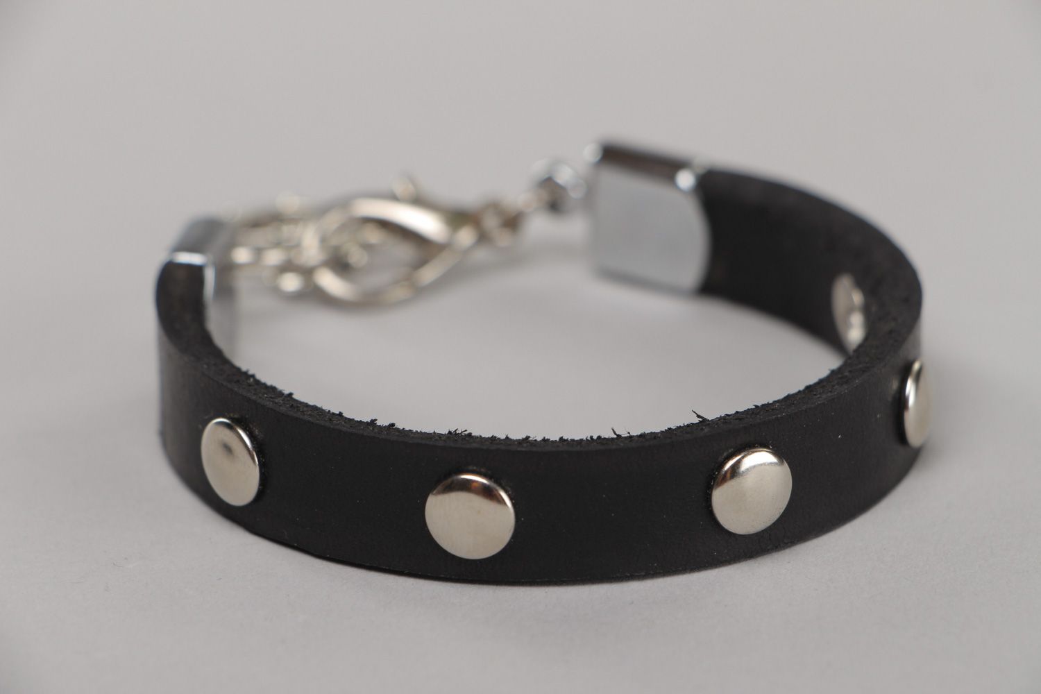 Bracelet en cuir naturel fait main original noir avec pendentif marin en métal photo 3