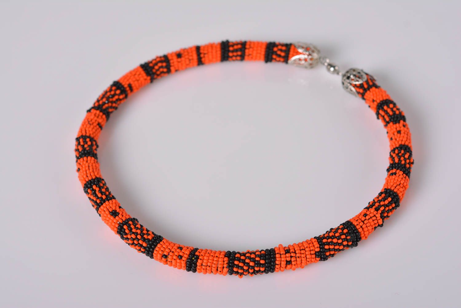 Collier spirale Bijou fait main en perles de rocaille orange noir Cadeau femme photo 1