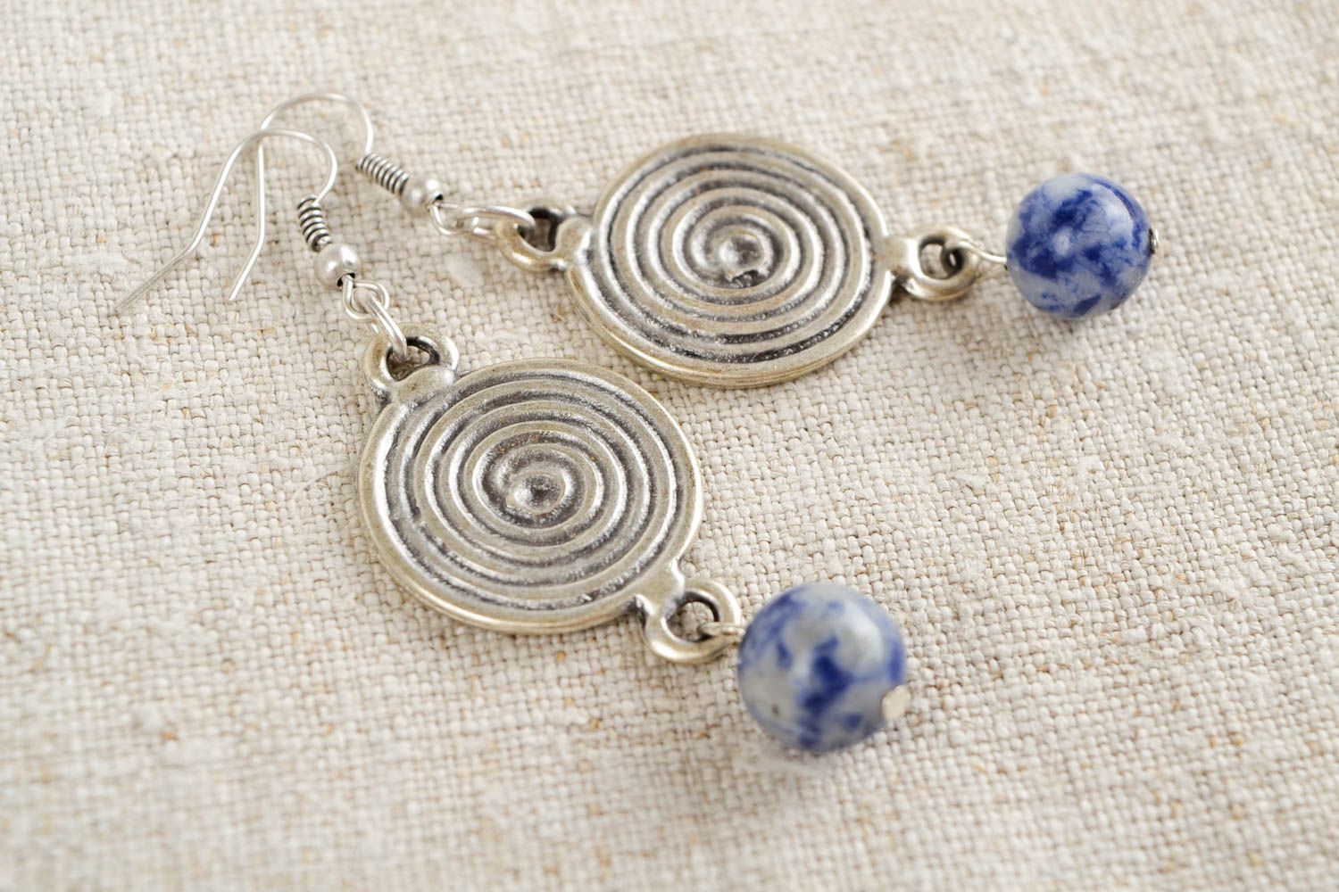 Boucles d'oreilles métal Bijou fait main avec perles bleues Cadeau pour femme photo 1