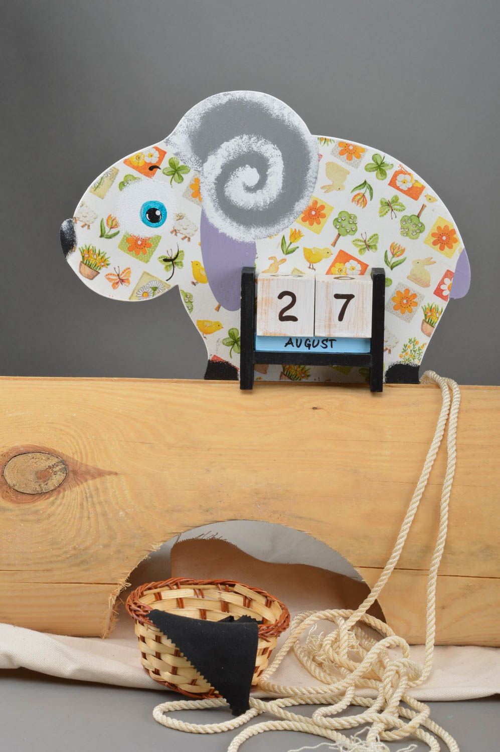 Детский календарь в виде барашка из фанеры декупаж ручной работы на кухню фото 1