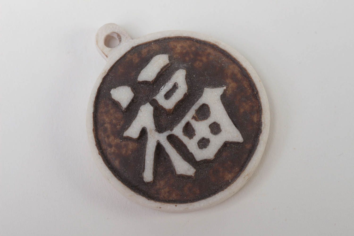 Китайский оберег из полимерной смолы ручной работы с иероглифом Счастье фото 2