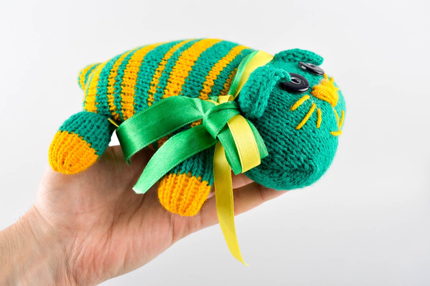 Peluche chat rayé Jouet tricot fait main bleu-jaune Cadeau pour enfant photo 5