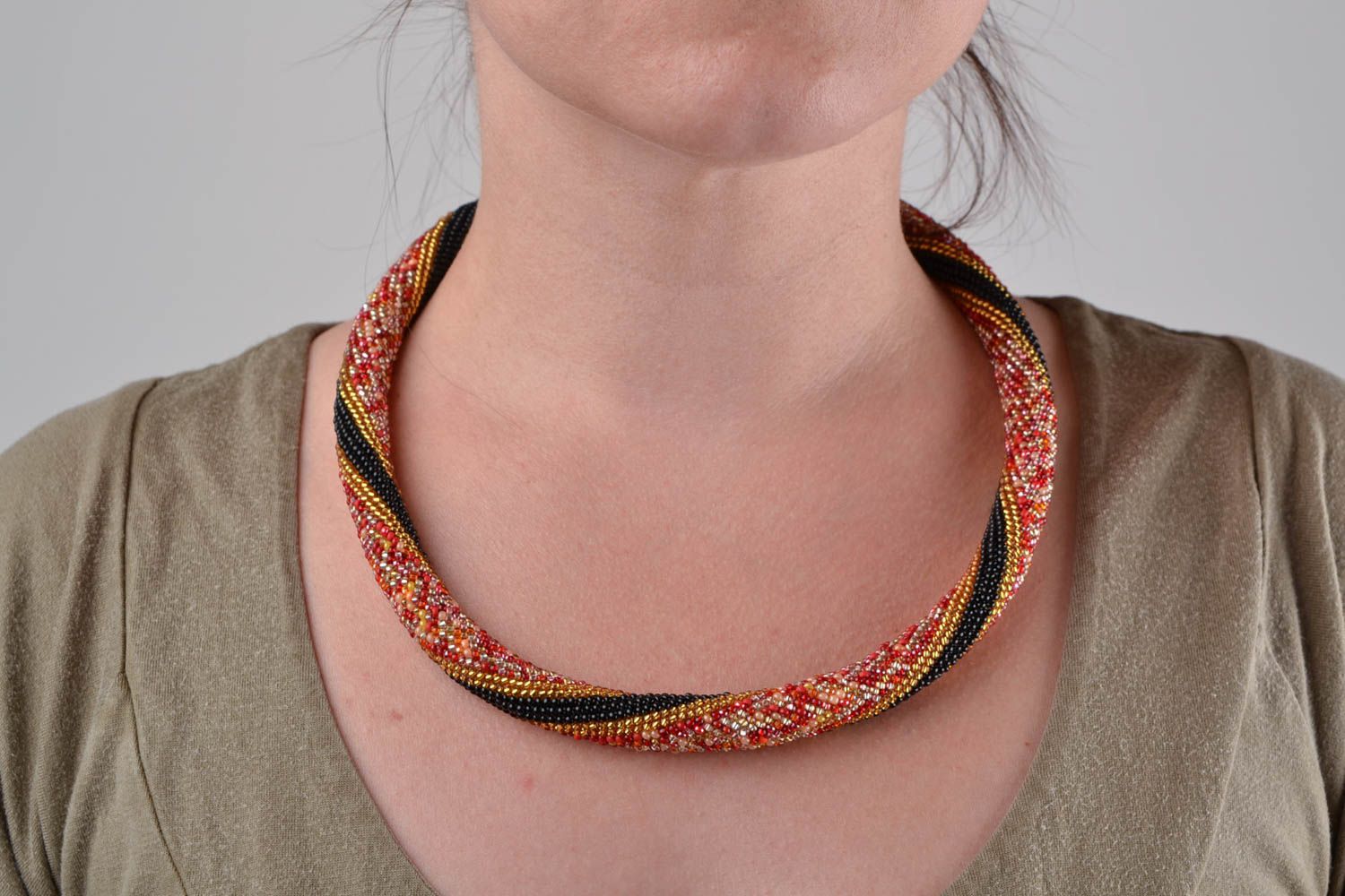 Collana tubolare originale fatta a mano accessorio da donna di perline
 foto 1