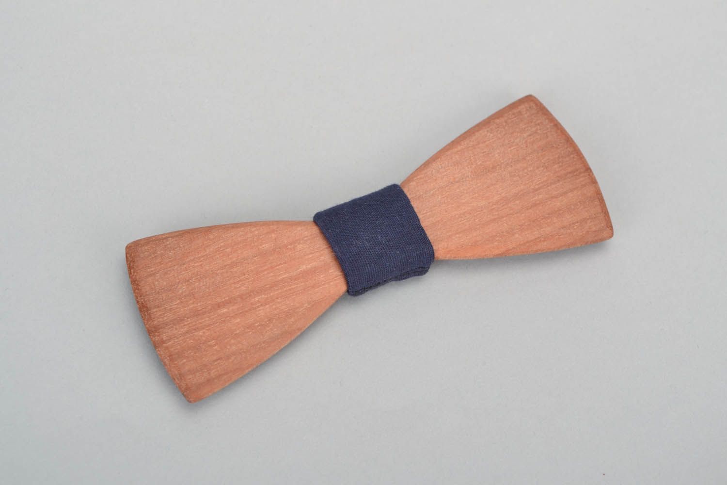 Деревянный галстук-бабочка из тика фото 2