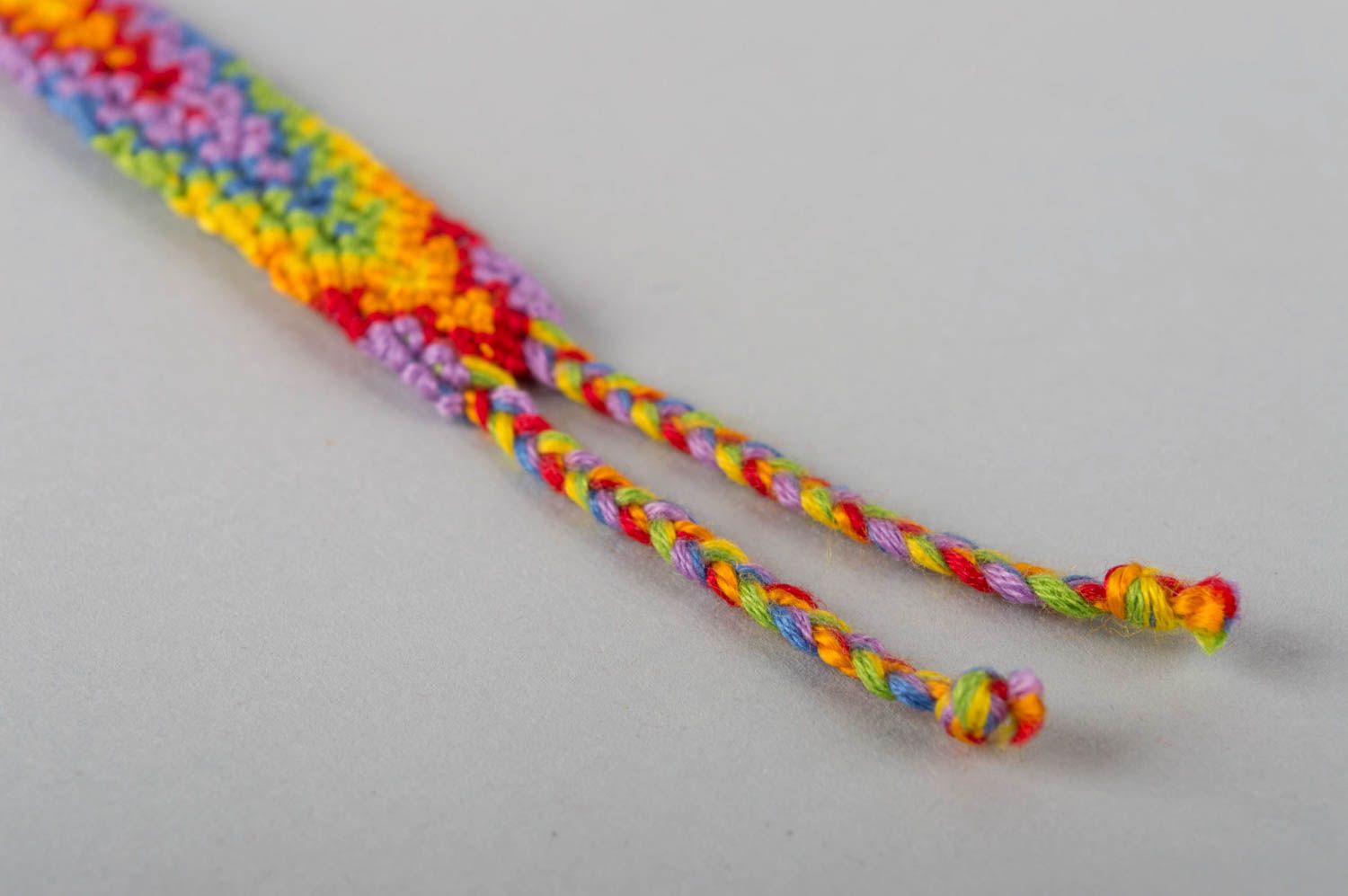 Плетеный нитяной браслет радужной расцветки ручной работы красочный красивый фото 5