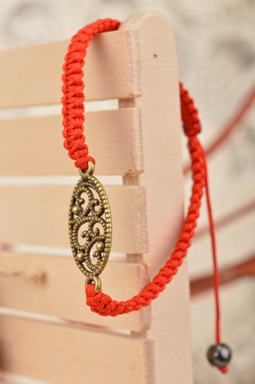 Bracelet tressé en fils de soie rouge fait main taille réglable fin original photo 1