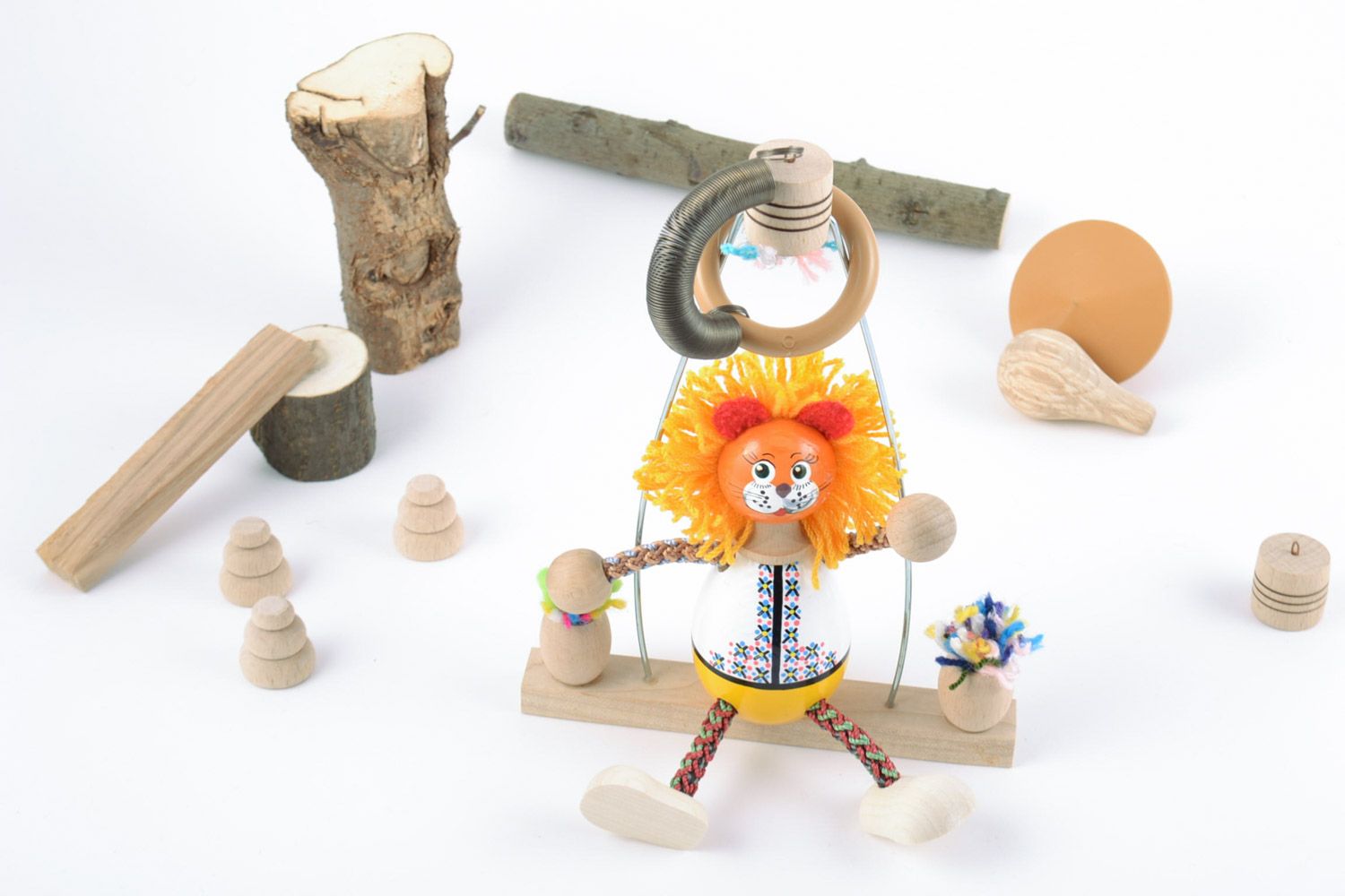 Авторская подвесная деревянная игрушка с росписью ручной работы Лев на качелях фото 1