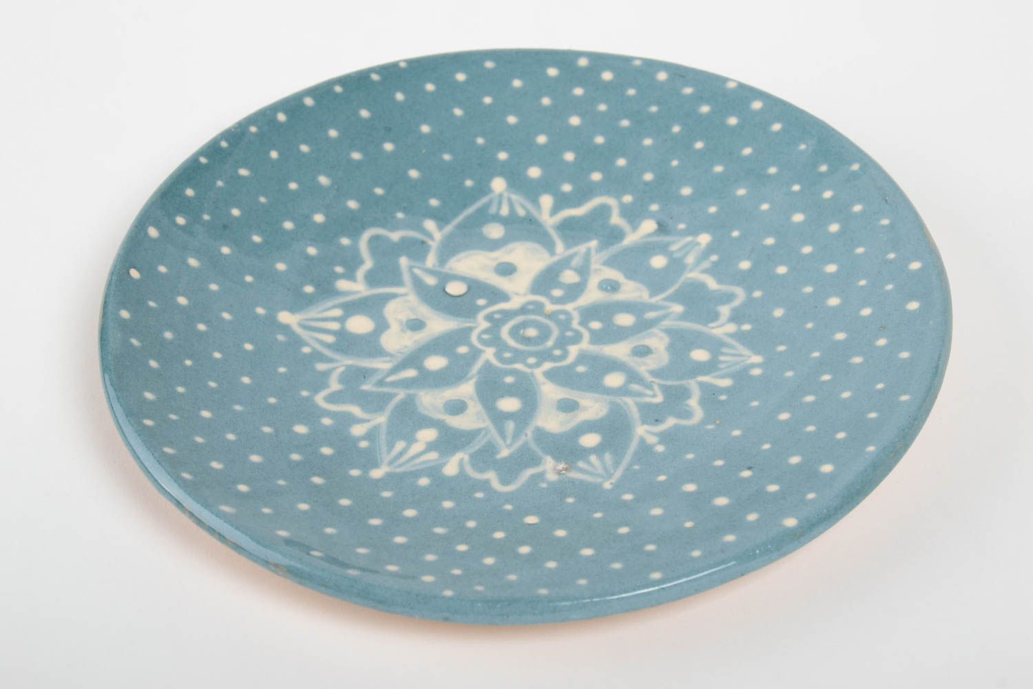 Голубая глиняная тарелка с ангобами и глазурью ручной работы расписная фото 3