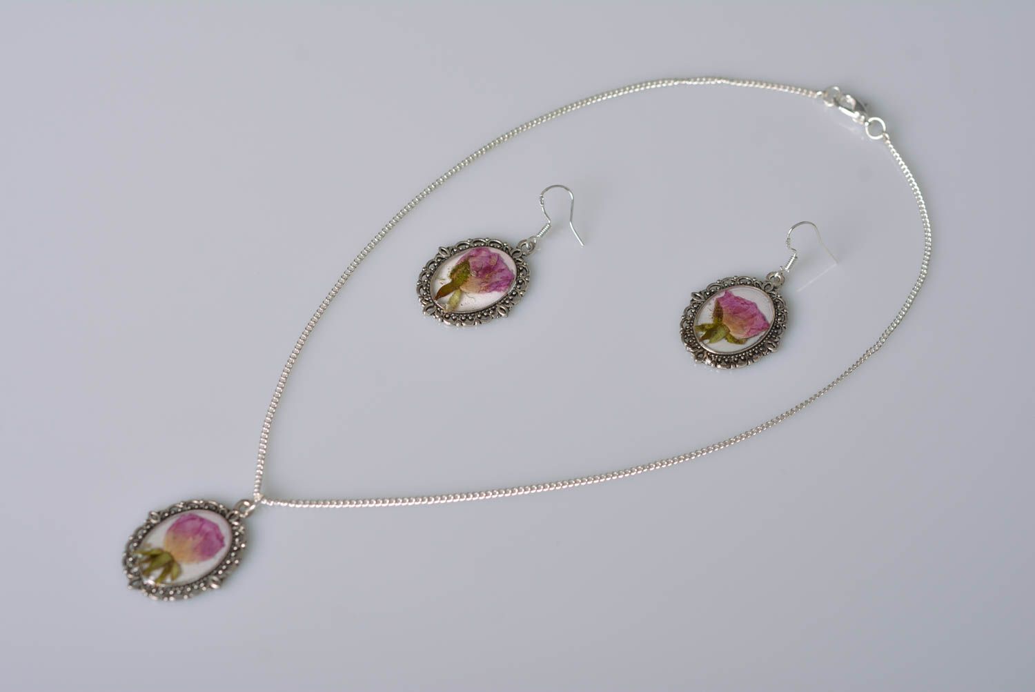 Conjunto de joyas con metal artesanal accesorios femeninos pendientes y colgante foto 2