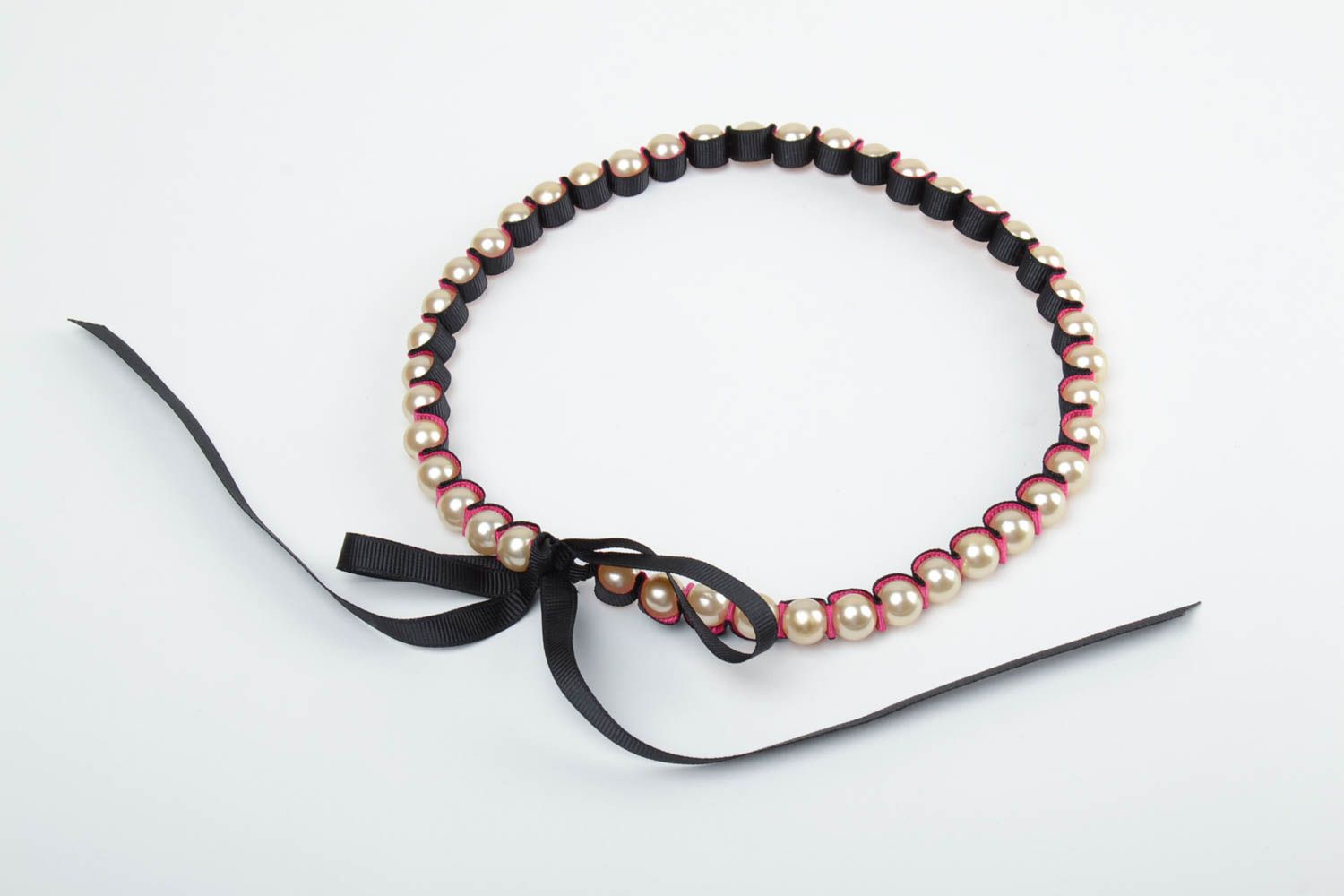 Collar de perlas artificiales atado con cintas artesanal bonito  foto 2
