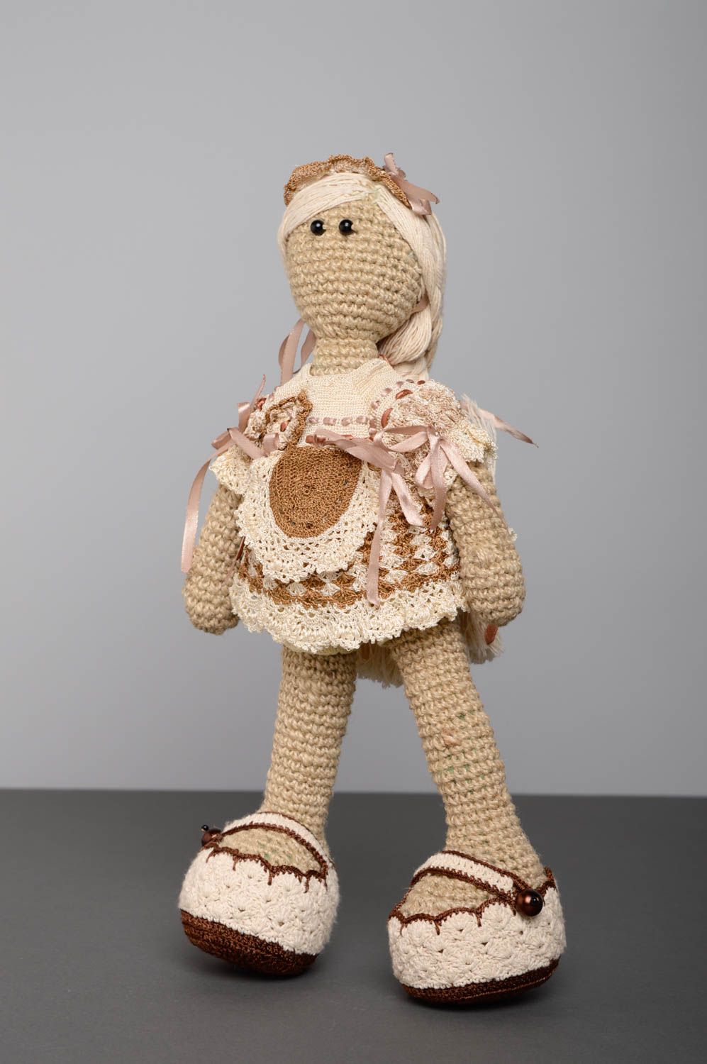 Grande poupée tricotée au crochet gris-marron  photo 1