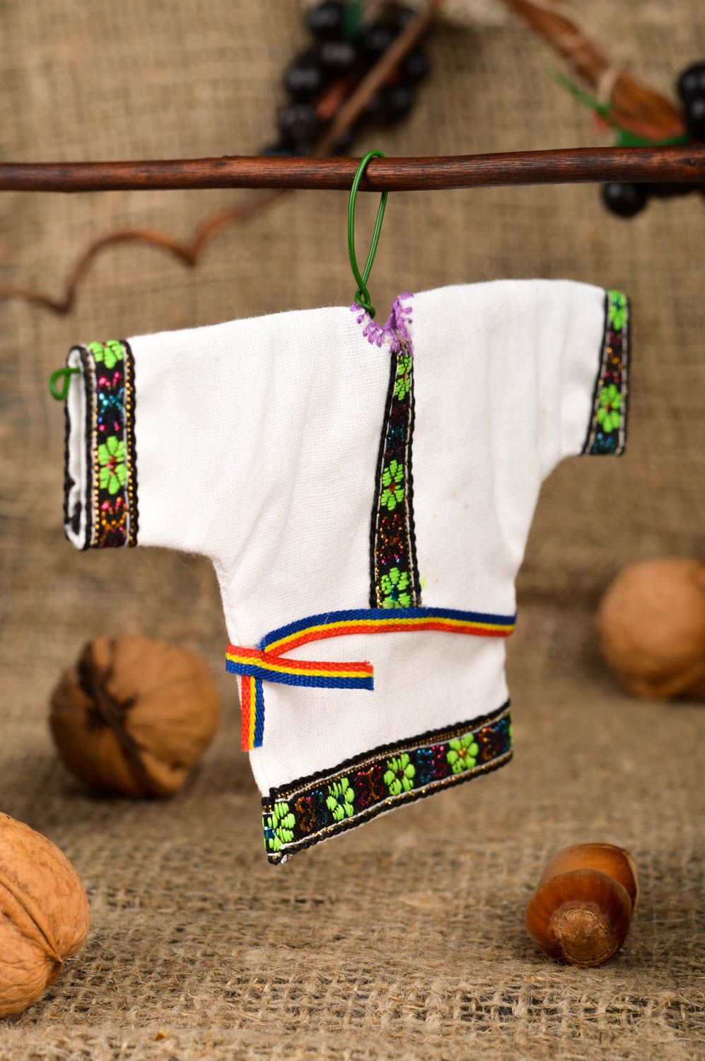Elemento decorativo hecho a mano camisa étnica con ornamentos adorno para casa foto 1