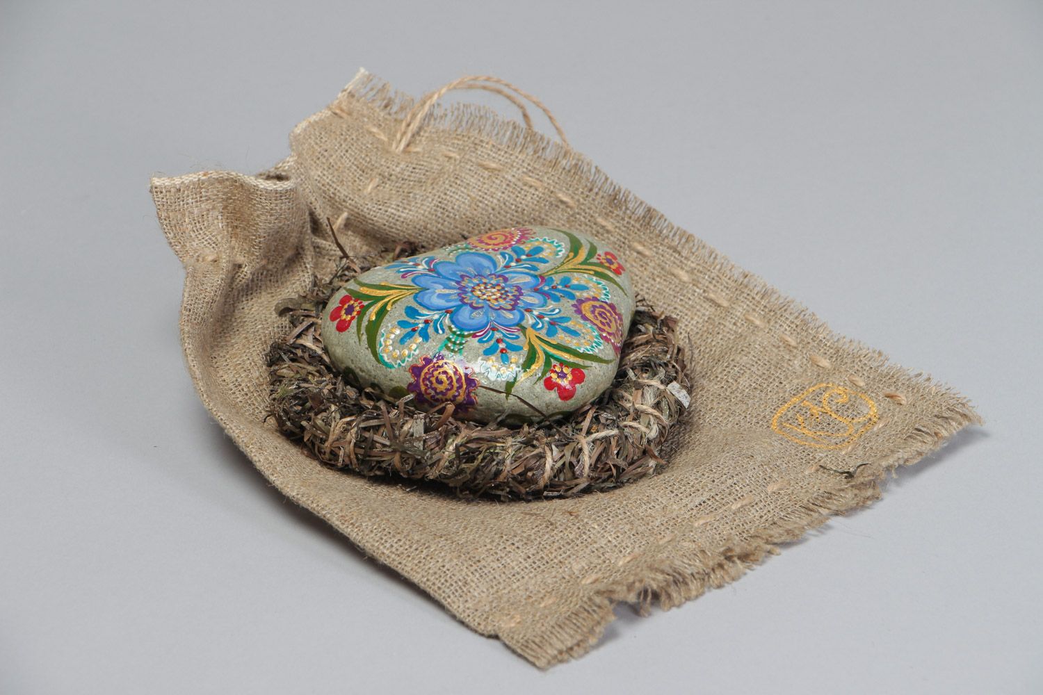 Handgemachter lackierter bemalter Stein für Dekoration mit Träger aus Algen 
 foto 4