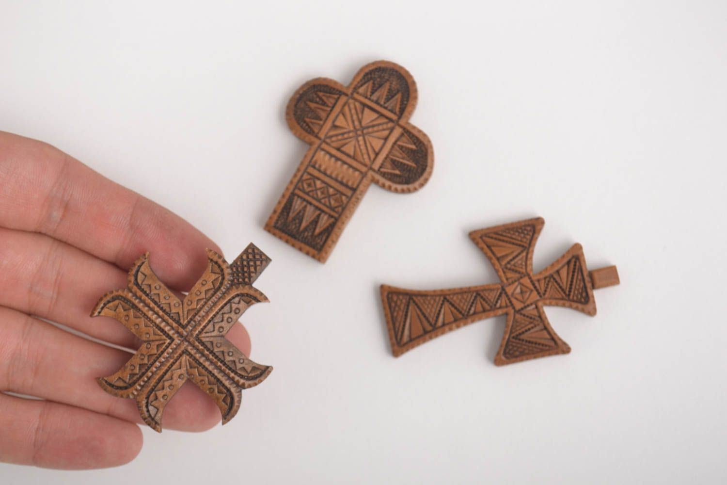 Lot de Pendentifs croix faits main 3 pièces en bois de poirier Objets religieux photo 5