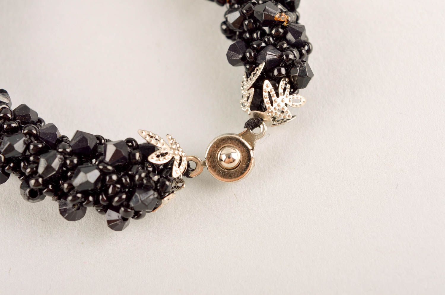 Bracelet noir Bijou fait main tissé en perles de rocaille original Cadeau femme photo 4