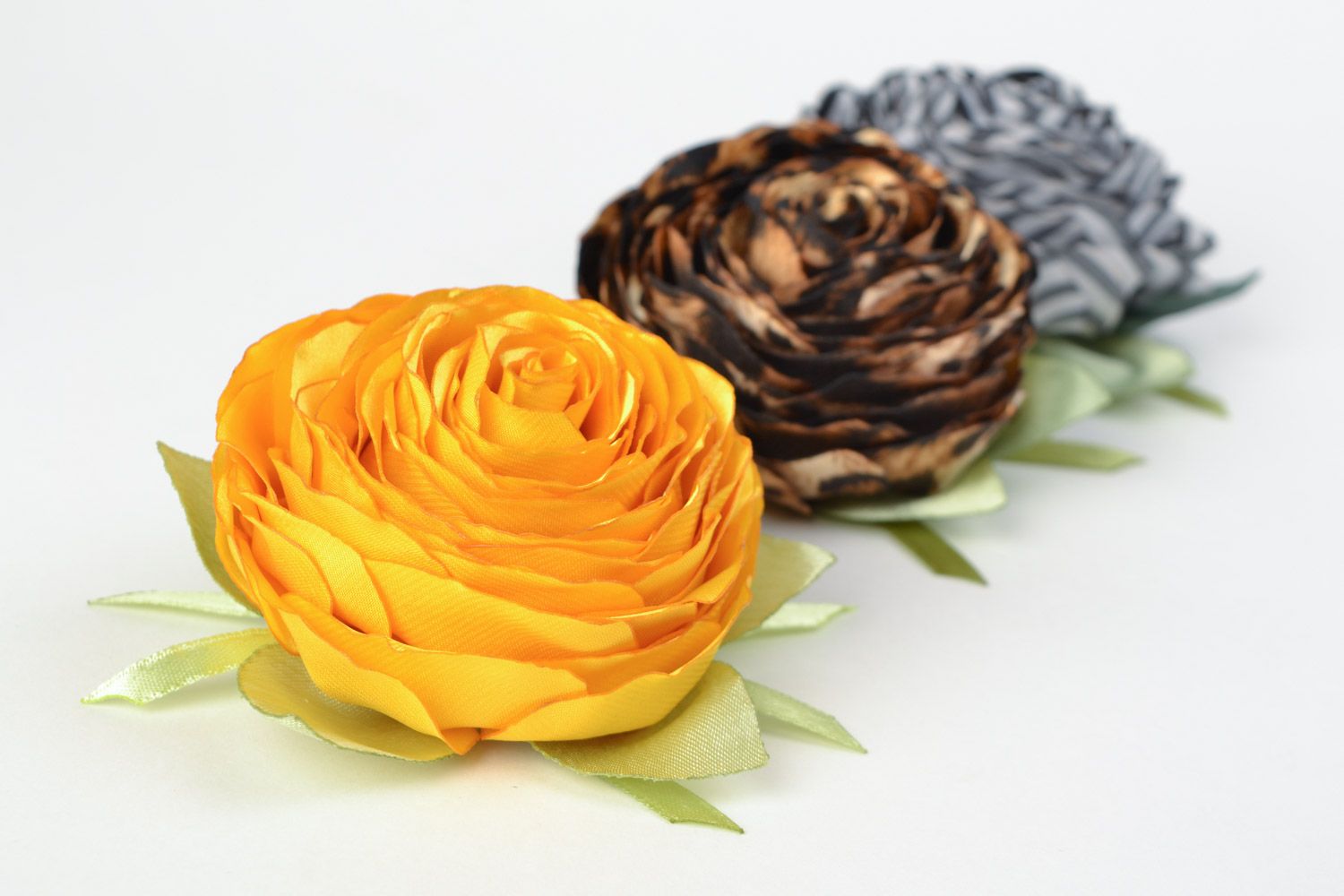 Conjunto de broches de raso artesanales 3 piezas con forma de rosas multicolor  foto 3