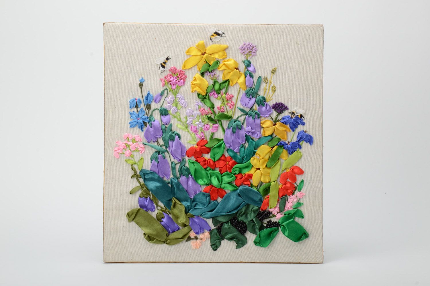 Handmade besticktes Wandbild Blumen auf Leinwand mit Atlasbändern im Holzrahmen foto 1
