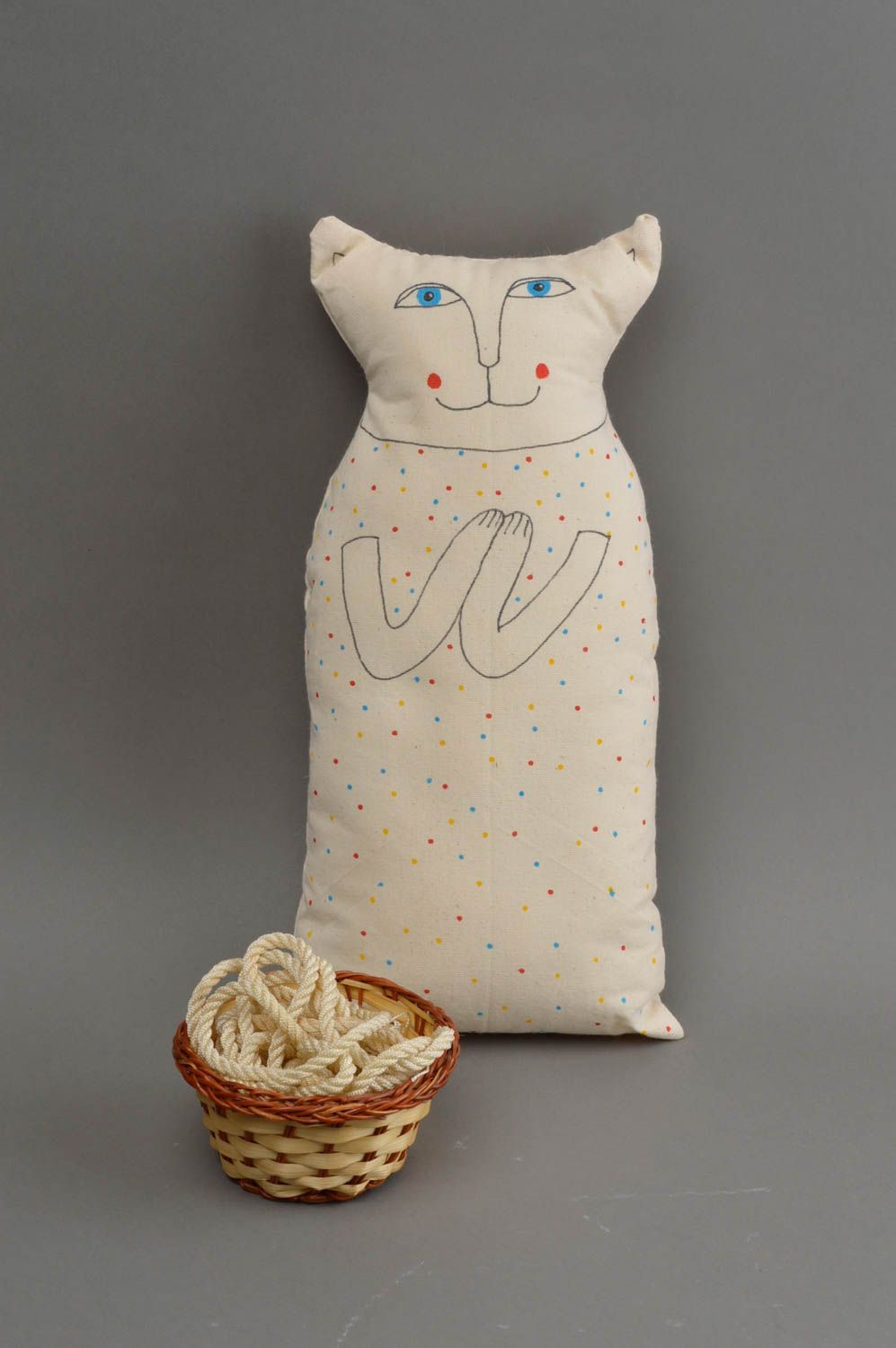 Хлопчатобумажная подушка в виде кота расписная белая красивая хэнд мэйд фото 1